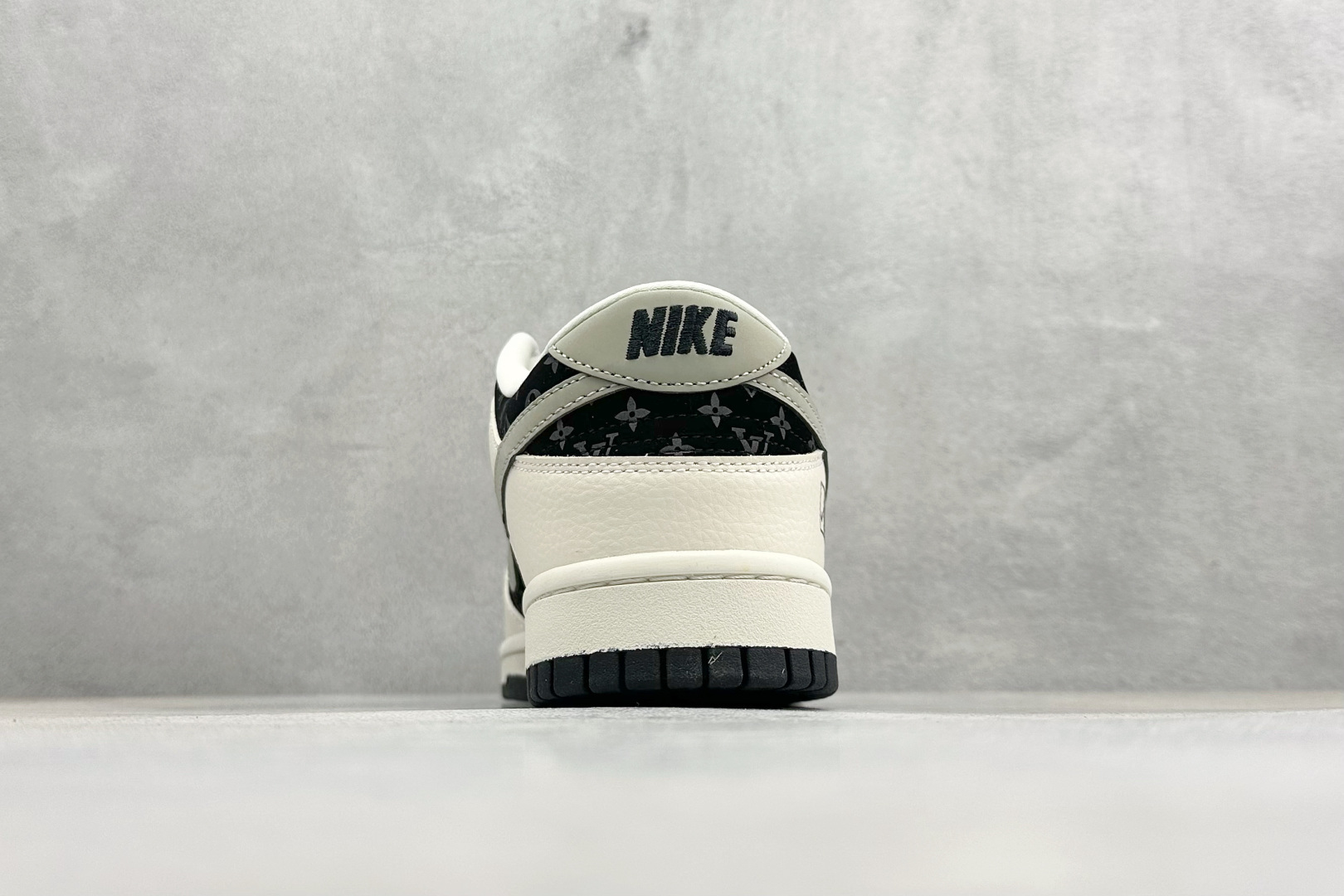 联名潮鞋 街头天花板 SB DUNK LOW 经典低帮版型融合LV老花元素 MN1688-113 联名潮鞋 街头天花板 SB DUNK LOW 经典低帮版型融合LV老花元素 MN1688-113