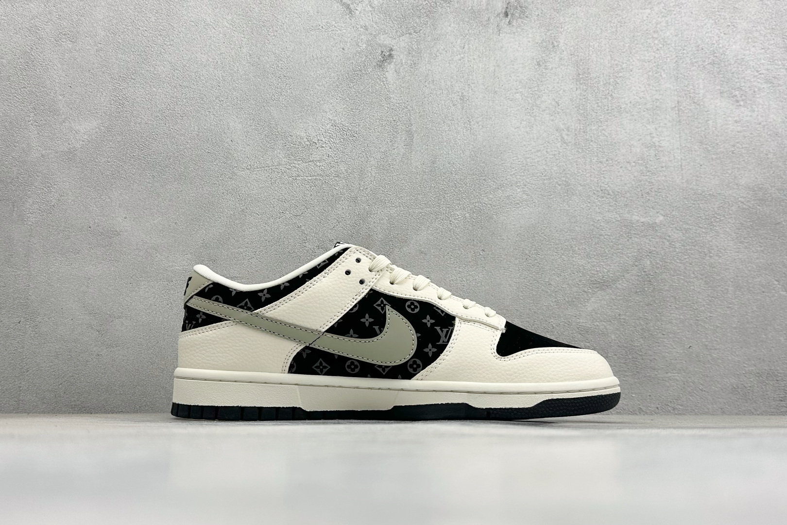 联名潮鞋 街头天花板 SB DUNK LOW 经典低帮版型融合LV老花元素 MN1688-113 联名潮鞋 街头天花板 SB DUNK LOW 经典低帮版型融合LV老花元素 MN1688-113