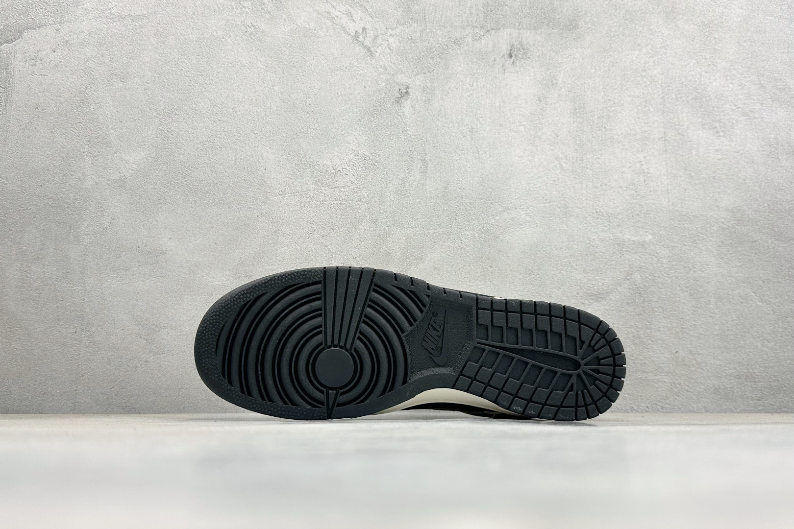 联名潮鞋 街头天花板 SB DUNK LOW 经典低帮版型融合LV老花元素 MN1688-113 联名潮鞋 街头天花板 SB DUNK LOW 经典低帮版型融合LV老花元素 MN1688-113