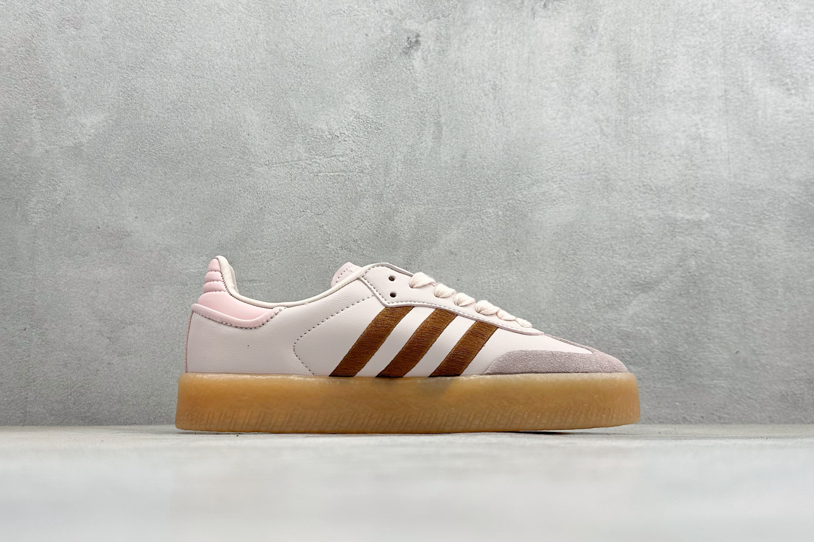 XH版Adidas originals SAMBAE VALENTINE W 百搭单品 复古桑巴板鞋 ID3737 XH版Adidas originals SAMBAE VALENTINE W 百搭单品 复古桑巴板鞋 ID3737