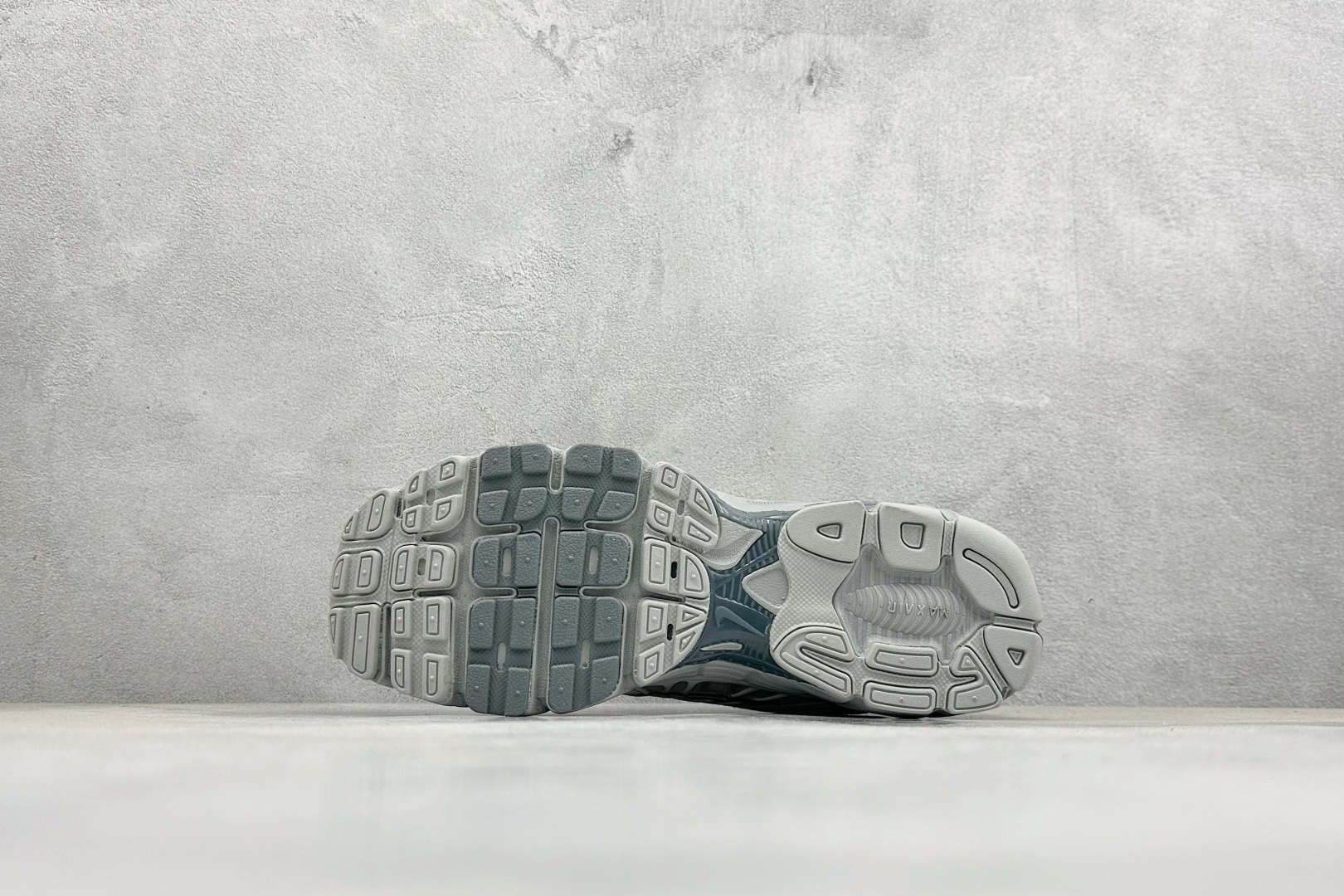Nike Air Max Moto 2K 耐克新款复古气垫跑步鞋 IQ4924-001