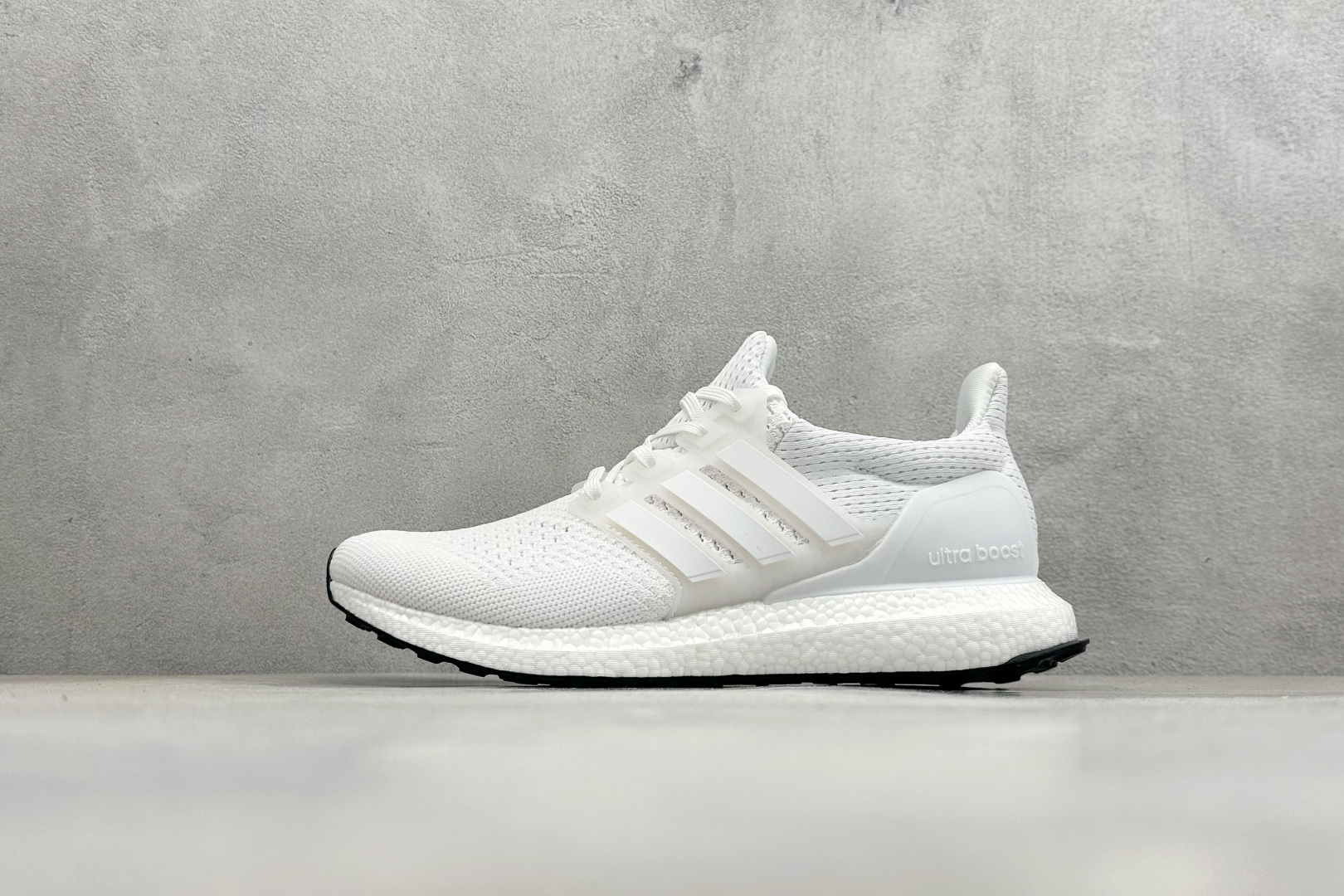 福利特价 AD Ultraboost 1.0 低帮织物休闲跑步鞋采用 AD primeknit 设计鞋面