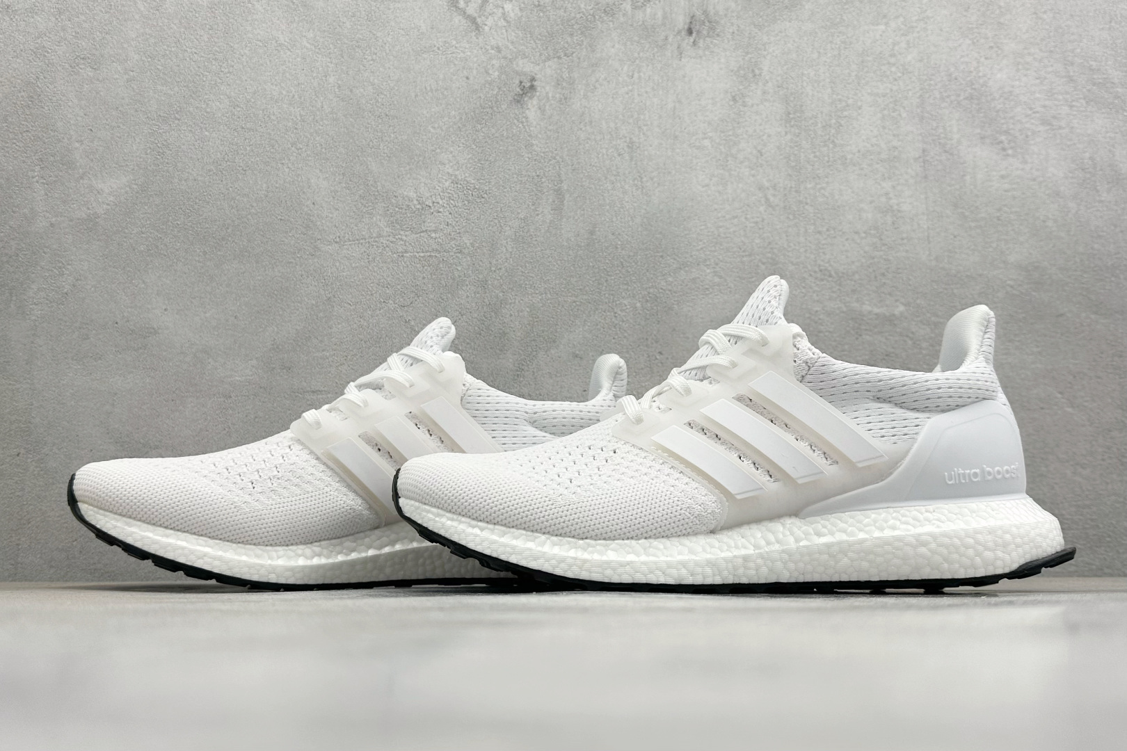 福利特价 AD Ultraboost 1.0 低帮织物休闲跑步鞋采用 AD primeknit 设计鞋面