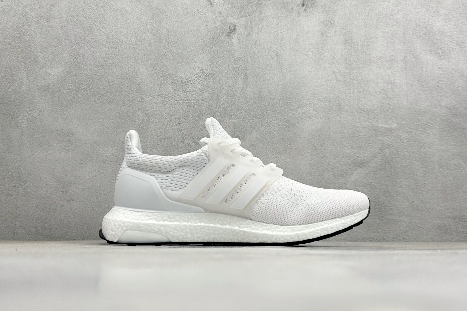 福利特价 AD Ultraboost 1.0 低帮织物休闲跑步鞋采用 AD primeknit 设计鞋面