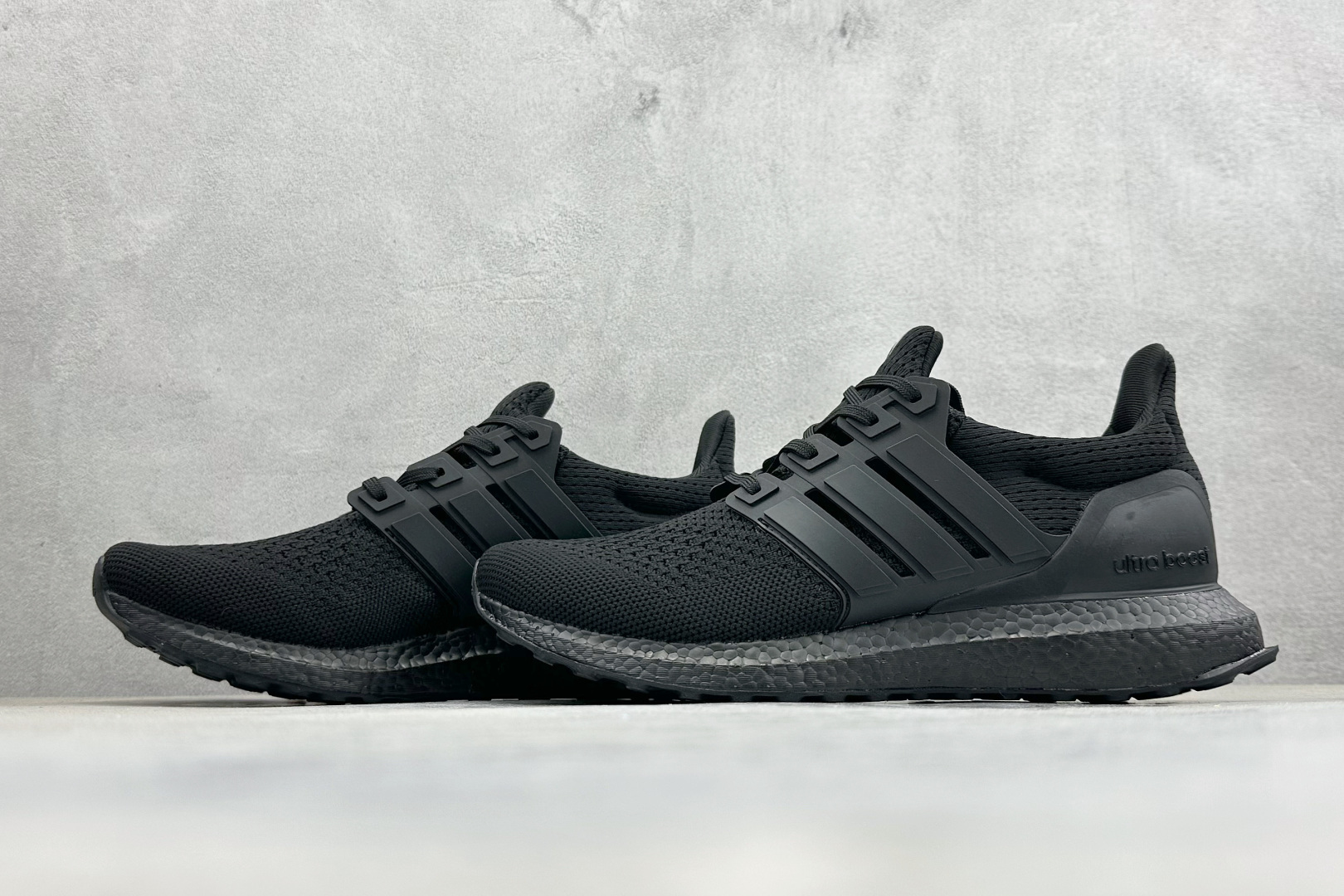 福利特价 AD Ultraboost 1.0 低帮织物休闲跑步鞋采用 AD primeknit 设计鞋面