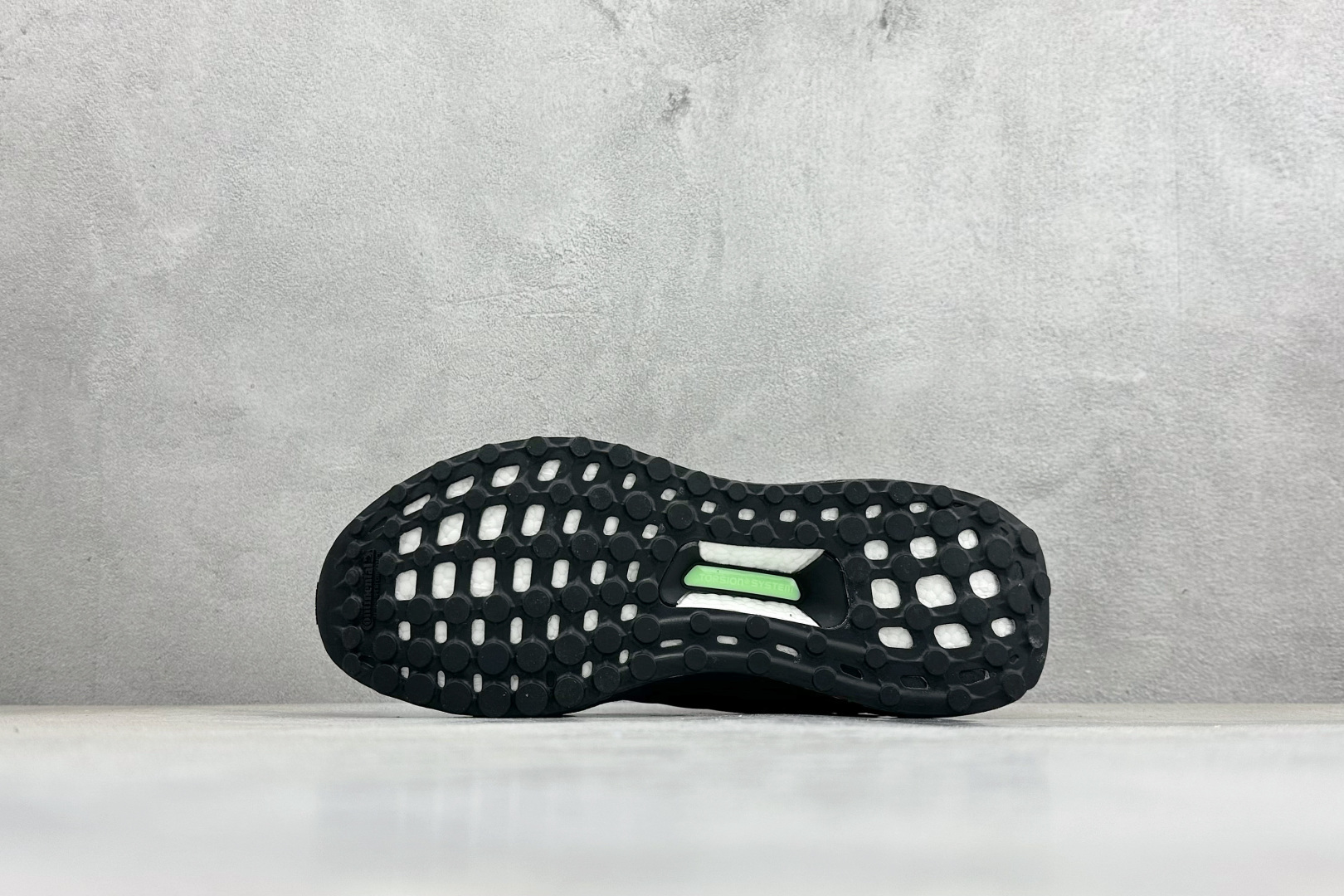 福利特价 AD Ultraboost 1.0 低帮织物休闲跑步鞋采用 AD primeknit 设计鞋面