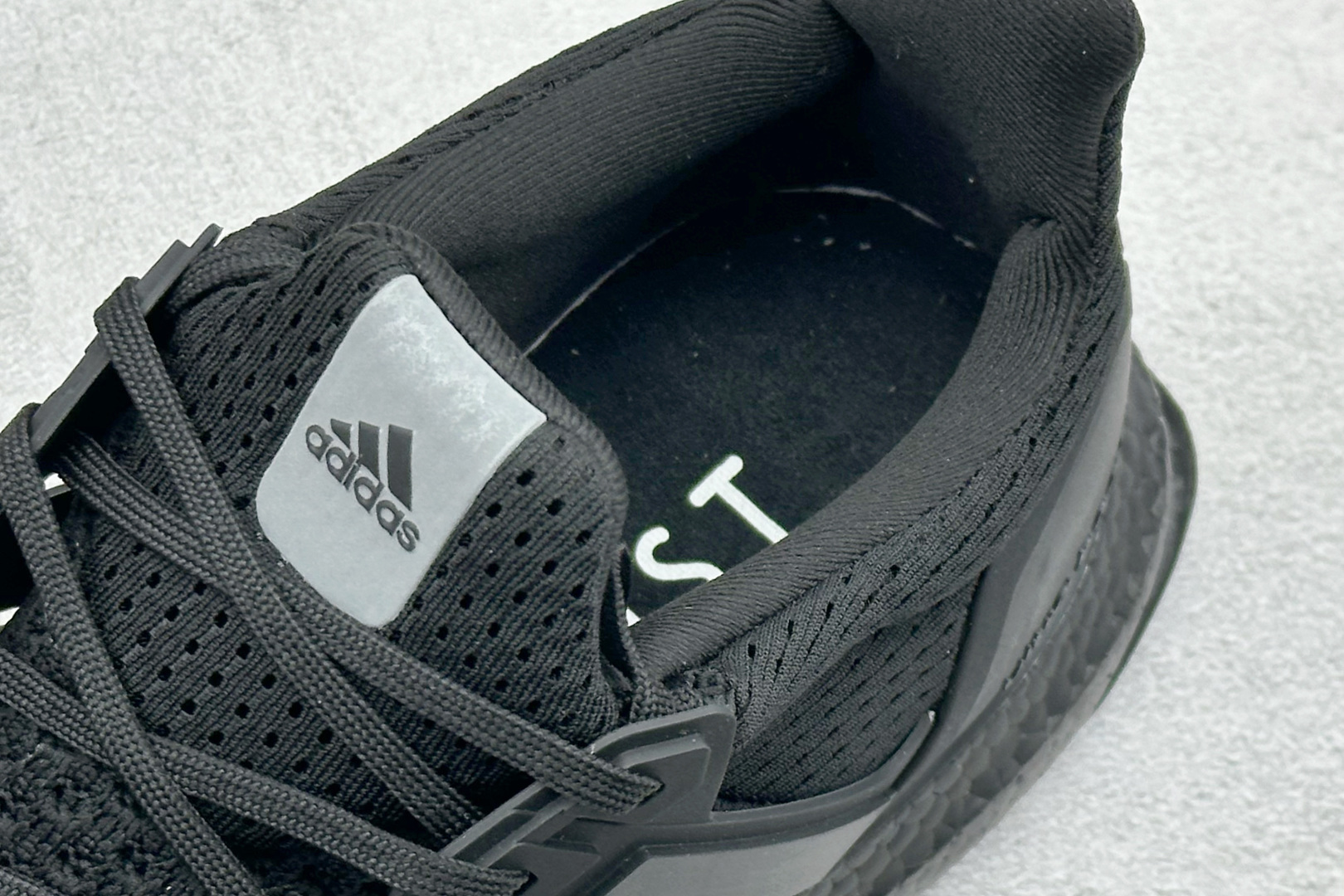 福利特价 AD Ultraboost 1.0 低帮织物休闲跑步鞋采用 AD primeknit 设计鞋面
