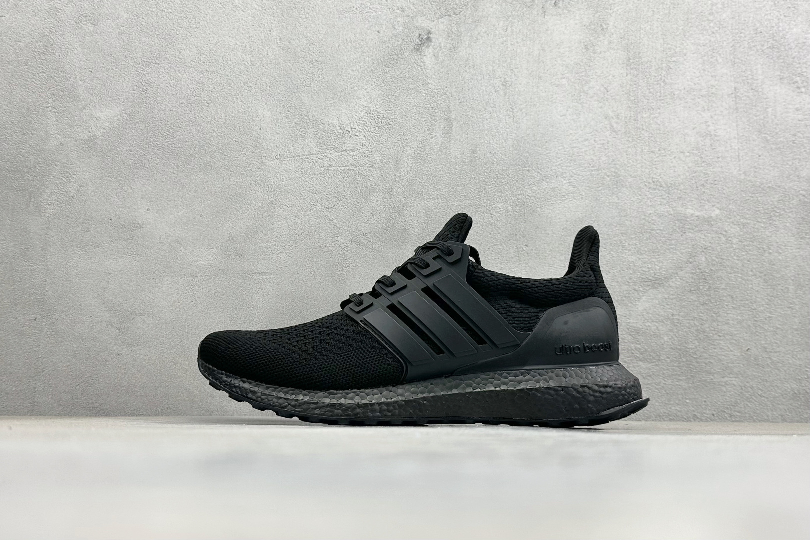 福利特价 AD Ultraboost 1.0 低帮织物休闲跑步鞋采用 AD primeknit 设计鞋面