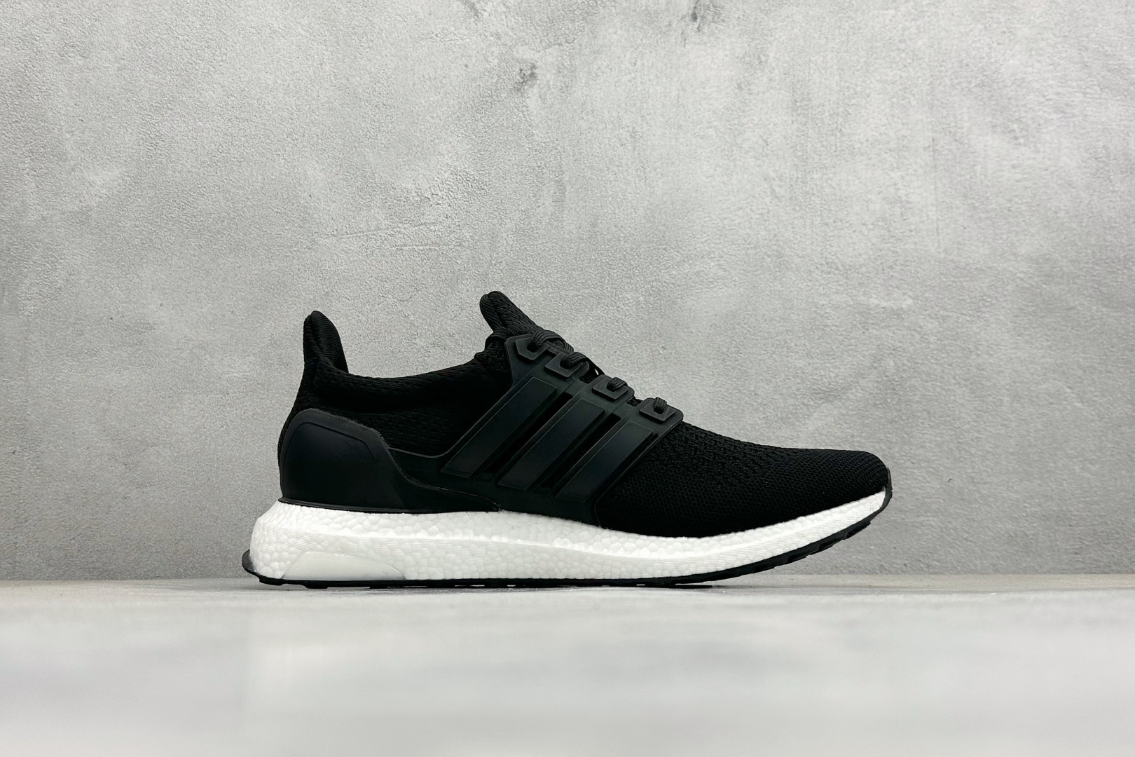 福利特价 AD Ultraboost 1.0 低帮织物休闲跑步鞋采用 AD primeknit 设计鞋面