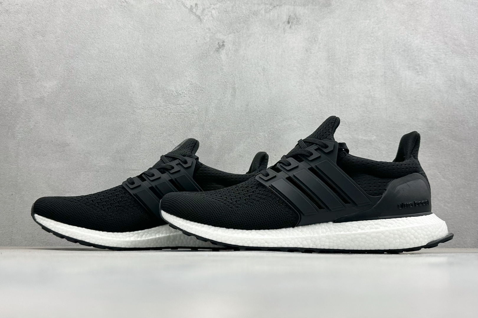 福利特价 AD Ultraboost 1.0 低帮织物休闲跑步鞋采用 AD primeknit 设计鞋面