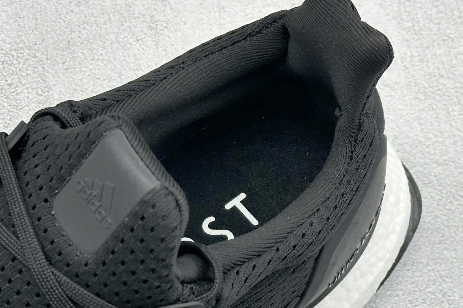 福利特价 AD Ultraboost 1.0 低帮织物休闲跑步鞋采用 AD primeknit 设计鞋面