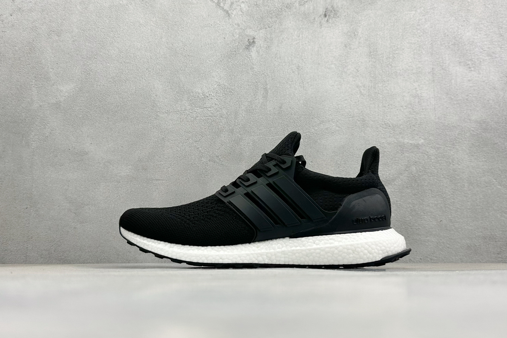 福利特价 AD Ultraboost 1.0 低帮织物休闲跑步鞋采用 AD primeknit 设计鞋面