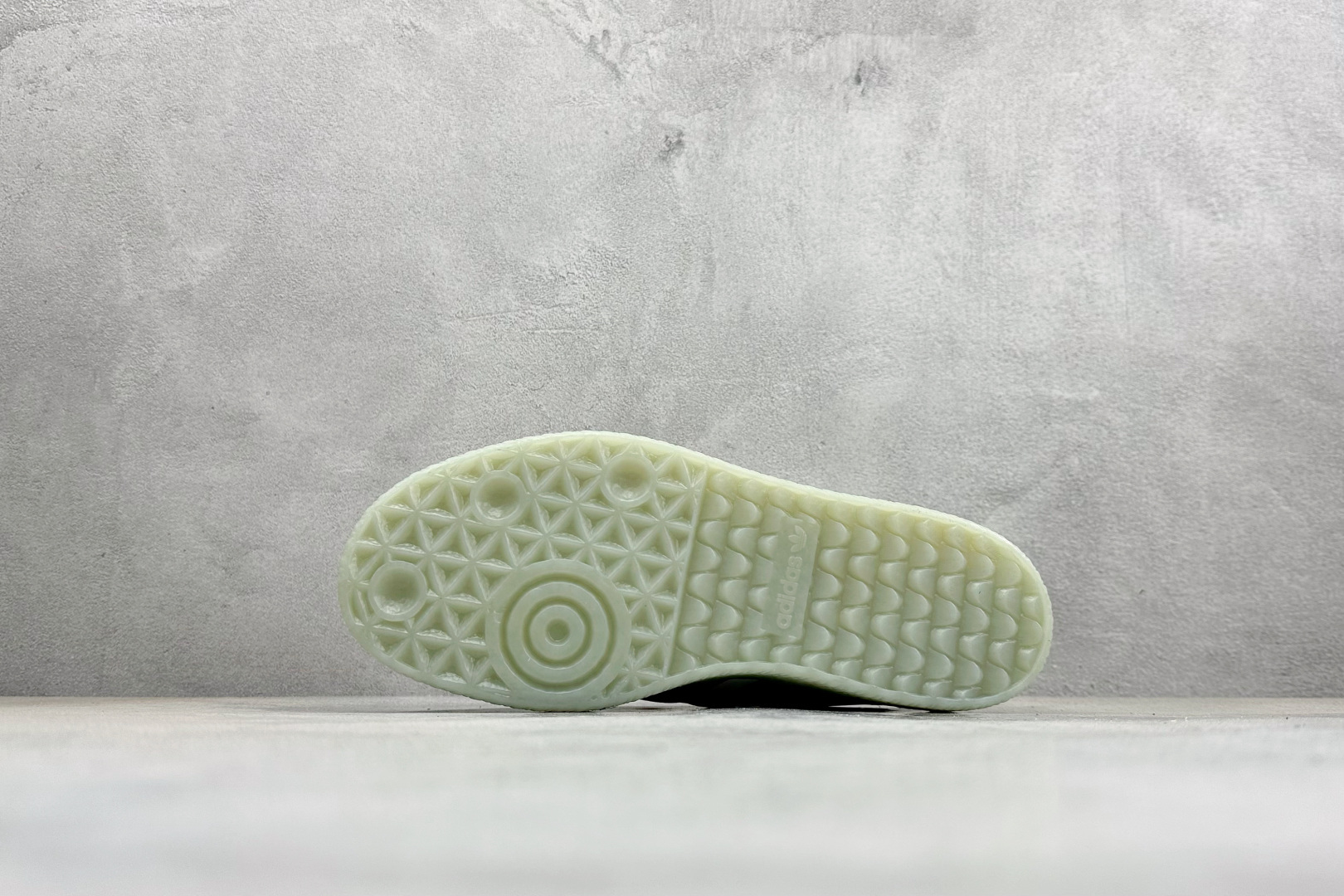 XH版Adidas originals SAMBAE VALENTINE W 百搭单品 复古桑巴板鞋 JR3335 XH版Adidas originals SAMBAE VALENTINE W 百搭单品 复古桑巴板鞋 JR3335