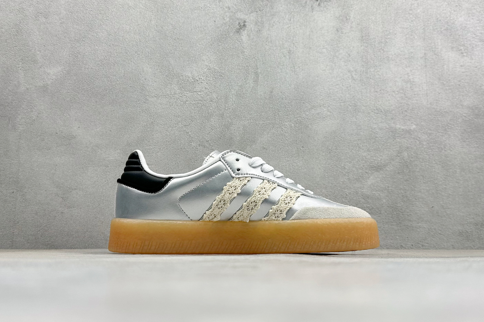 XH版Adidas originals SAMBAE VALENTINE W 百搭单品 复古桑巴板鞋 IG5744 XH版Adidas originals SAMBAE VALENTINE W 百搭单品 复古桑巴板鞋 IG5744