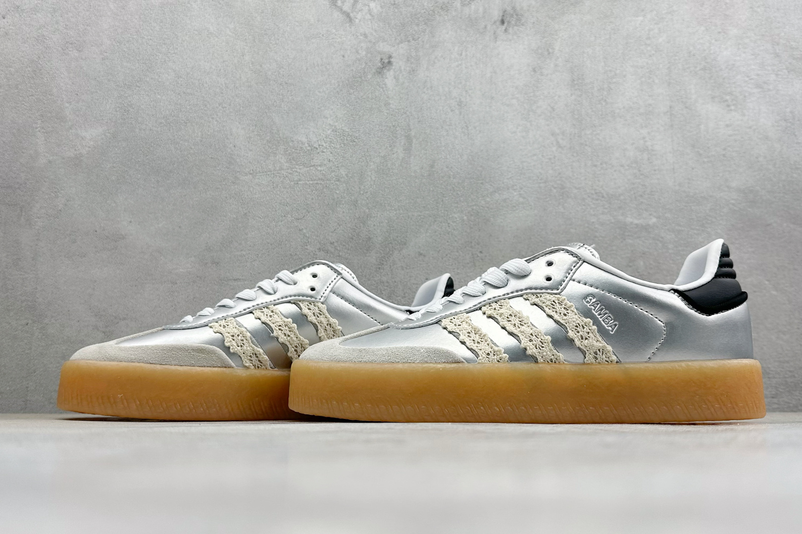 XH版Adidas originals SAMBAE VALENTINE W 百搭单品 复古桑巴板鞋 IG5744 XH版Adidas originals SAMBAE VALENTINE W 百搭单品 复古桑巴板鞋 IG5744