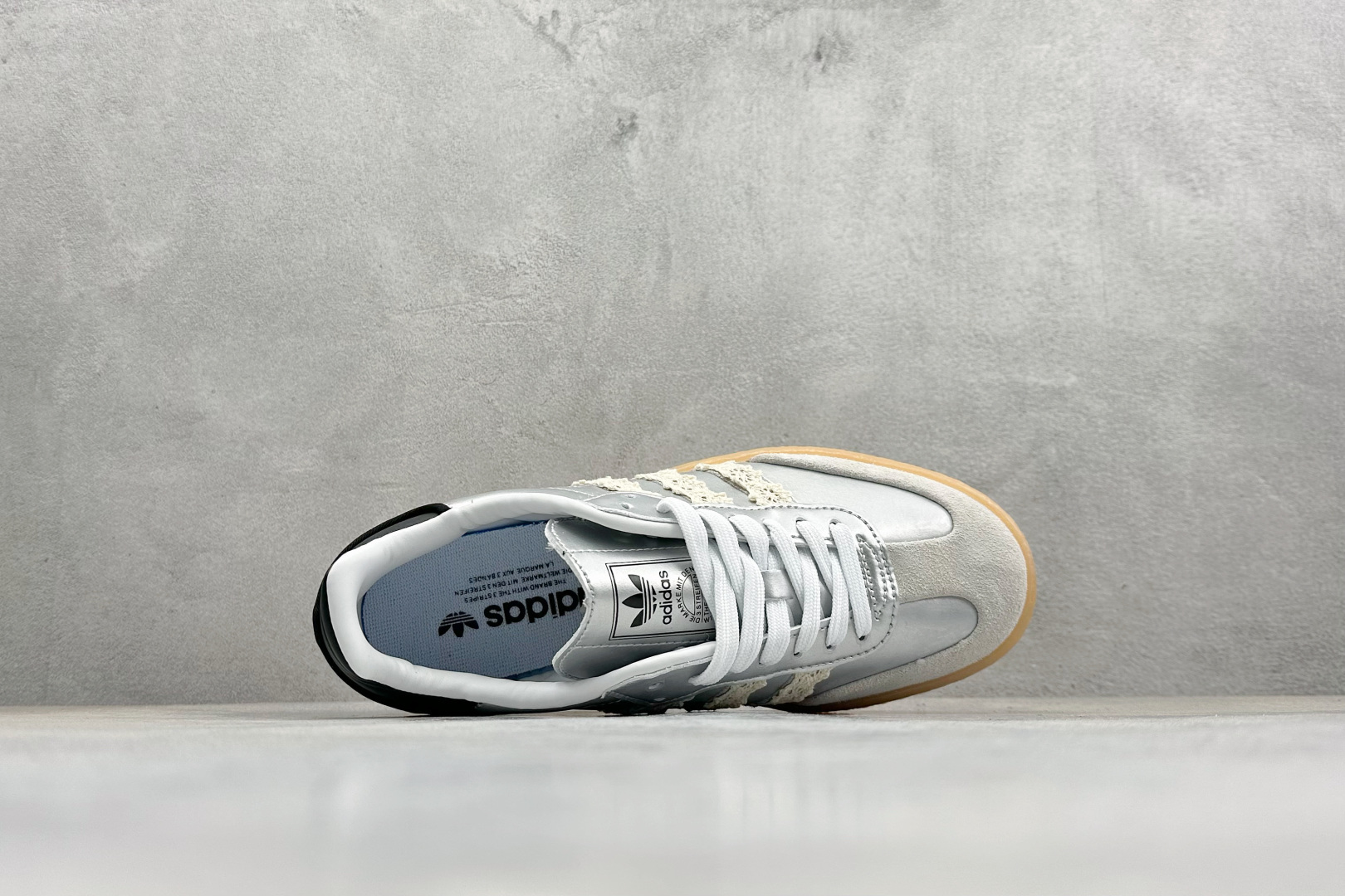 XH版Adidas originals SAMBAE VALENTINE W 百搭单品 复古桑巴板鞋 IG5744 XH版Adidas originals SAMBAE VALENTINE W 百搭单品 复古桑巴板鞋 IG5744