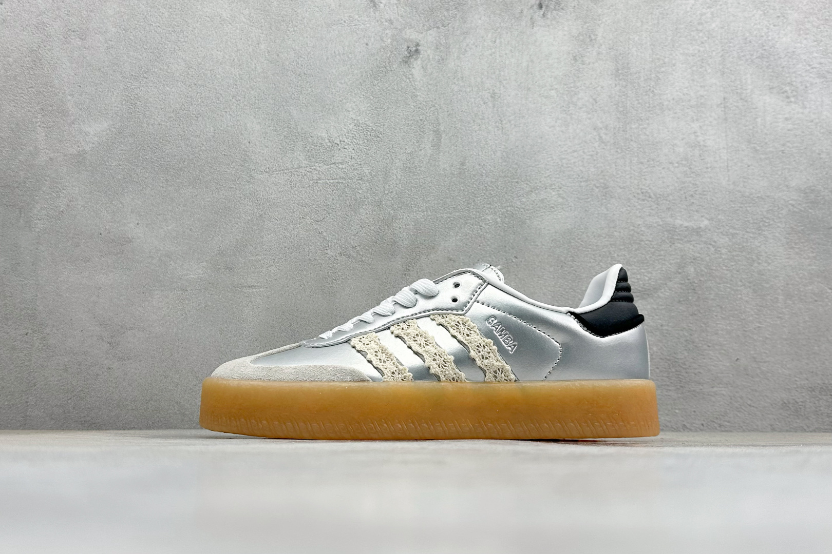XH版Adidas originals SAMBAE VALENTINE W 百搭单品 复古桑巴板鞋 IG5744 XH版Adidas originals SAMBAE VALENTINE W 百搭单品 复古桑巴板鞋 IG5744