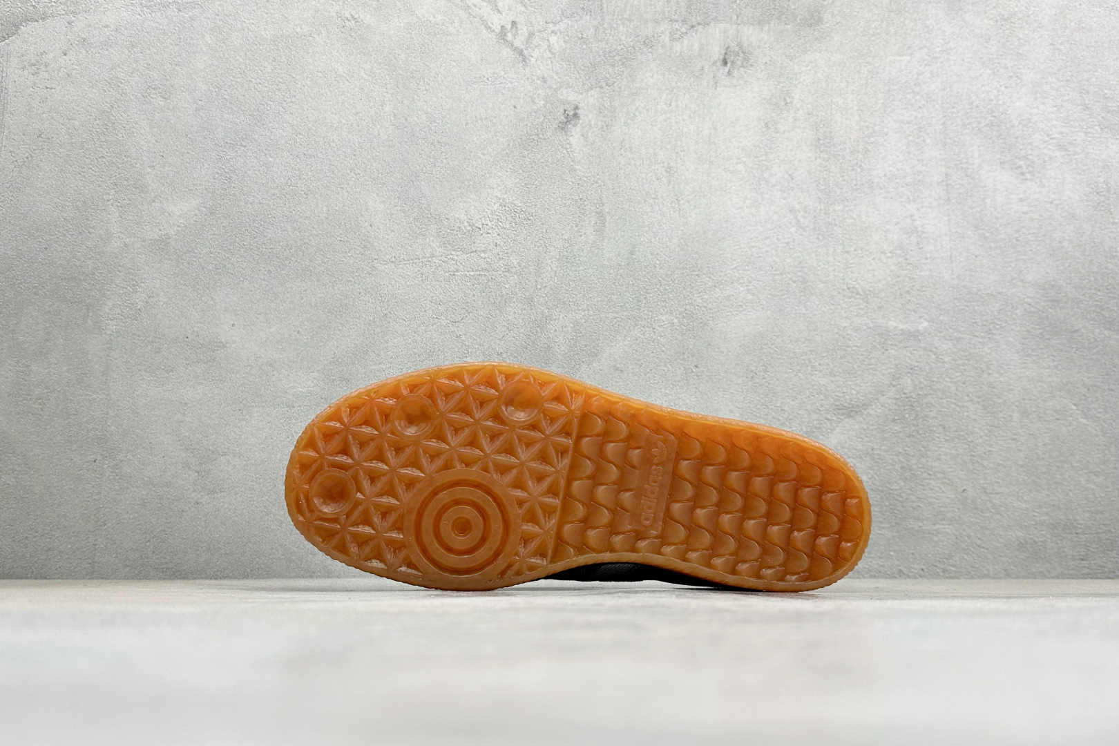 XH版Adidas originals SAMBAE VALENTINE W 百搭单品 复古桑巴板鞋 II0001 XH版Adidas originals SAMBAE VALENTINE W 百搭单品 复古桑巴板鞋 II0001