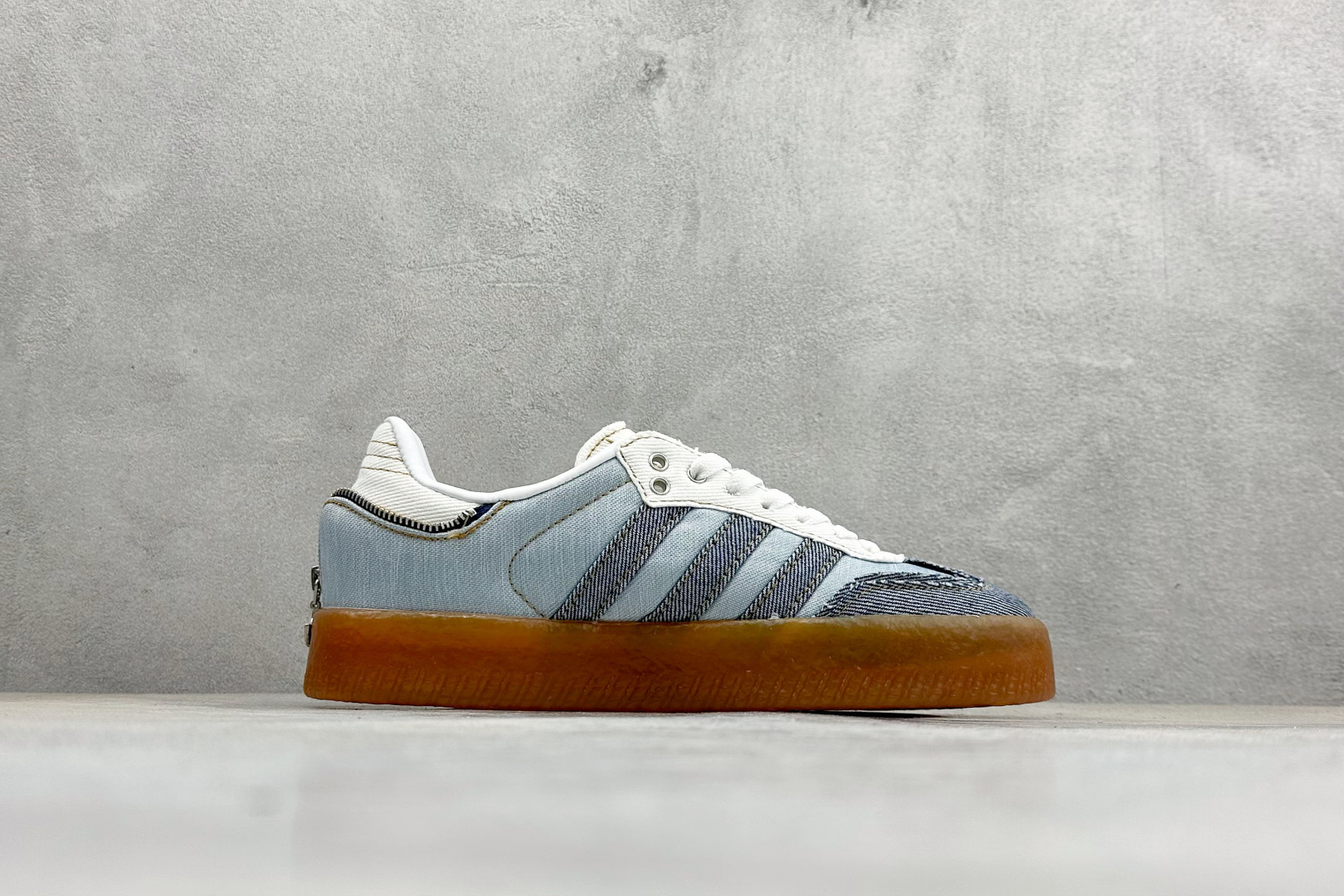 XH版Adidas originals SAMBAE VALENTINE W 百搭单品 复古桑巴板鞋 II0001 XH版Adidas originals SAMBAE VALENTINE W 百搭单品 复古桑巴板鞋 II0001