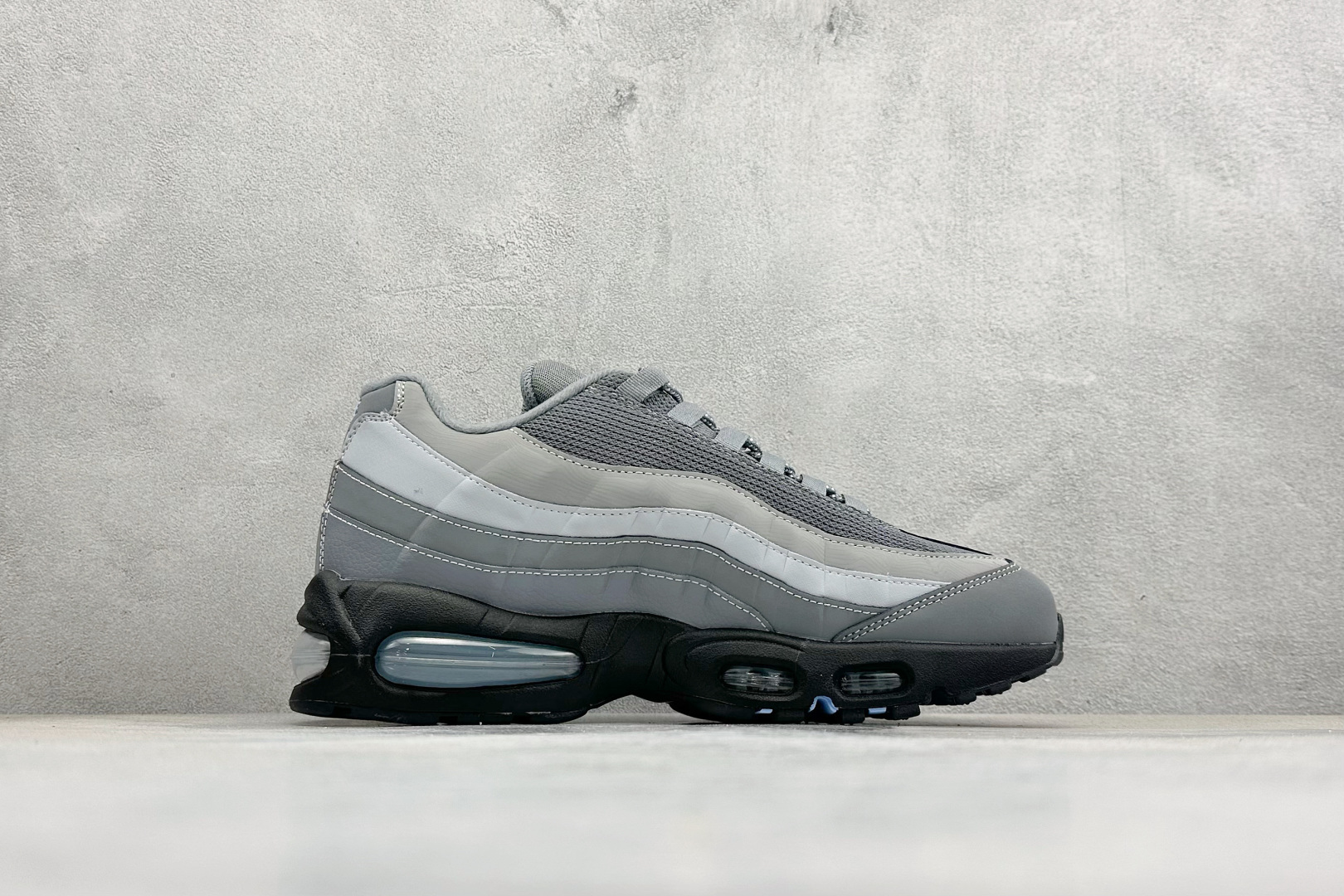 Nike Air Max 95 复古减震气垫跑鞋 IB7682-001 Nike Air Max 95 复古减震气垫跑鞋 IB7682-001