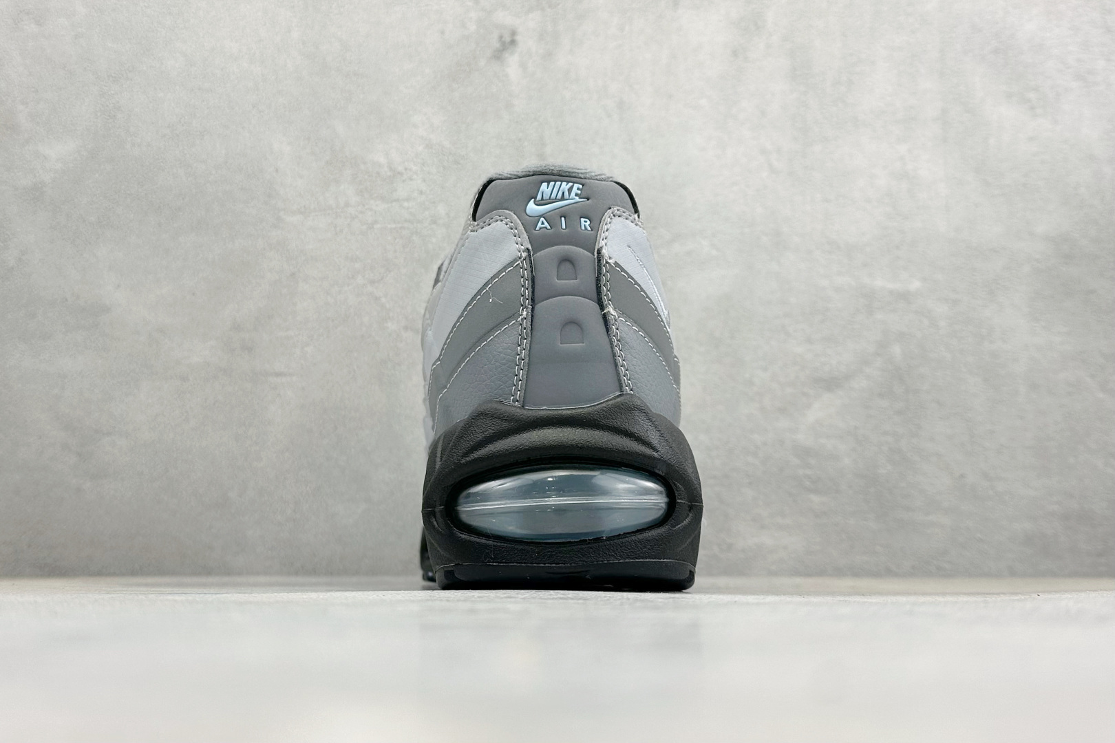 Nike Air Max 95 复古减震气垫跑鞋 IB7682-001 Nike Air Max 95 复古减震气垫跑鞋 IB7682-001