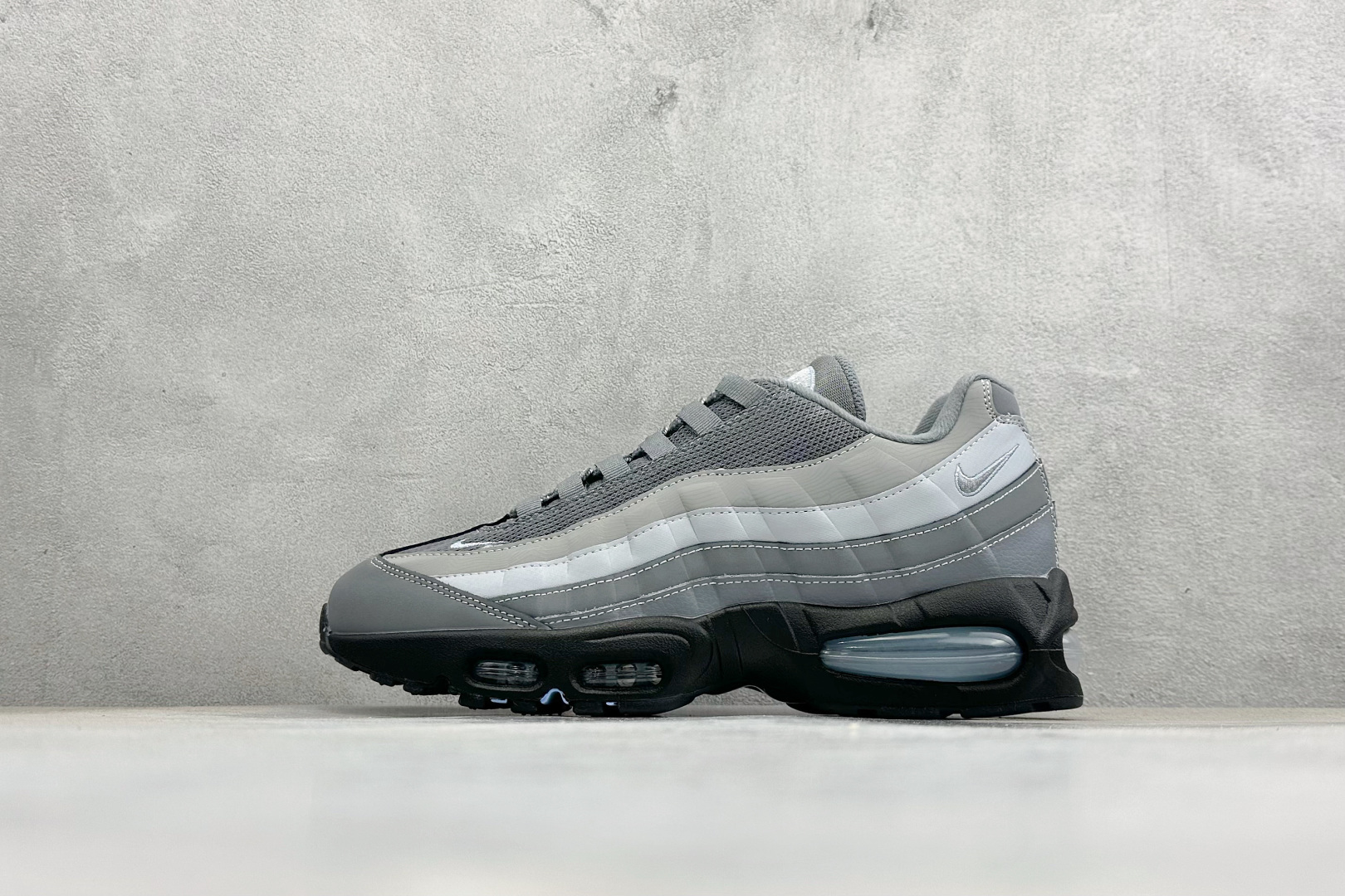 Nike Air Max 95 复古减震气垫跑鞋 IB7682-001 Nike Air Max 95 复古减震气垫跑鞋 IB7682-001