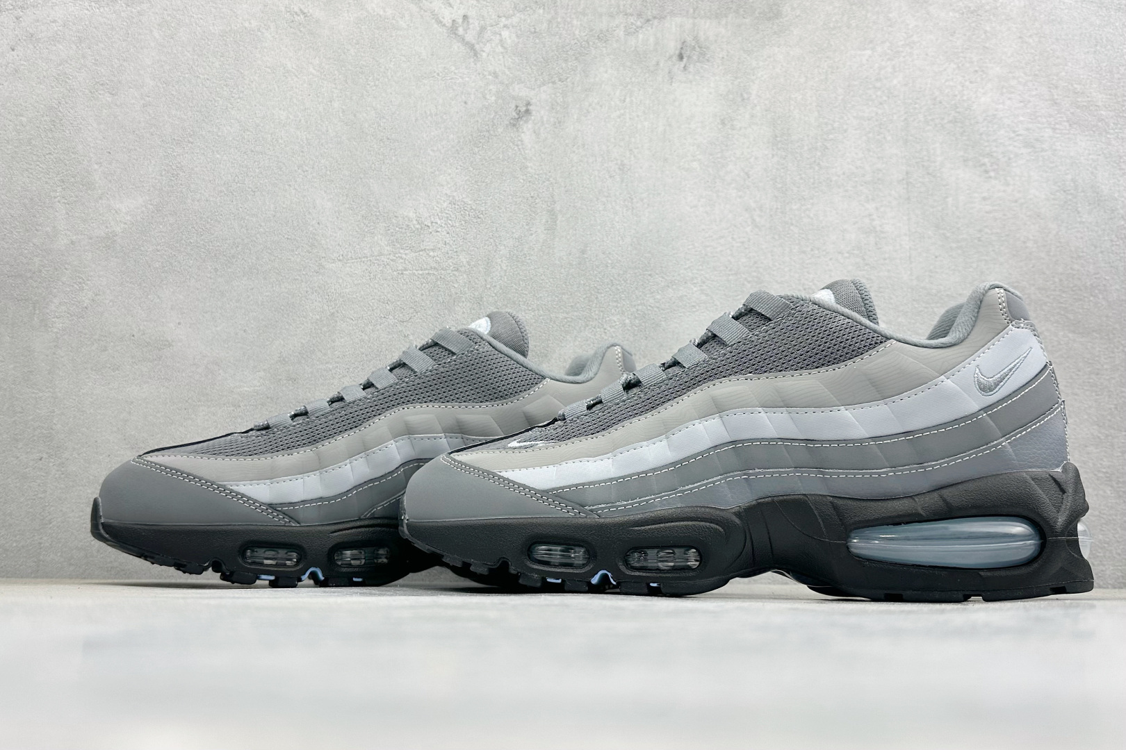 Nike Air Max 95 复古减震气垫跑鞋 IB7682-001 Nike Air Max 95 复古减震气垫跑鞋 IB7682-001