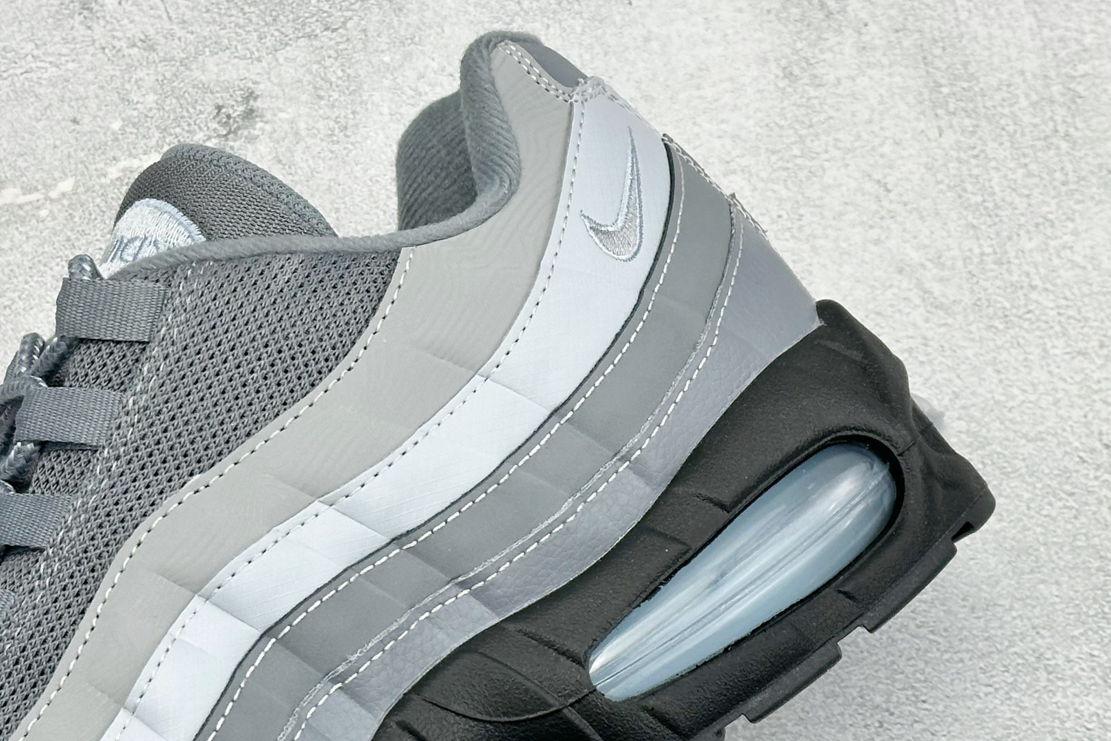 Nike Air Max 95 复古减震气垫跑鞋 IB7682-001 Nike Air Max 95 复古减震气垫跑鞋 IB7682-001
