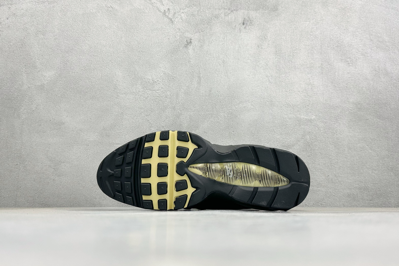 Nike Air Max 95 复古减震气垫跑鞋 IB7682-002 Nike Air Max 95 复古减震气垫跑鞋 IB7682-002