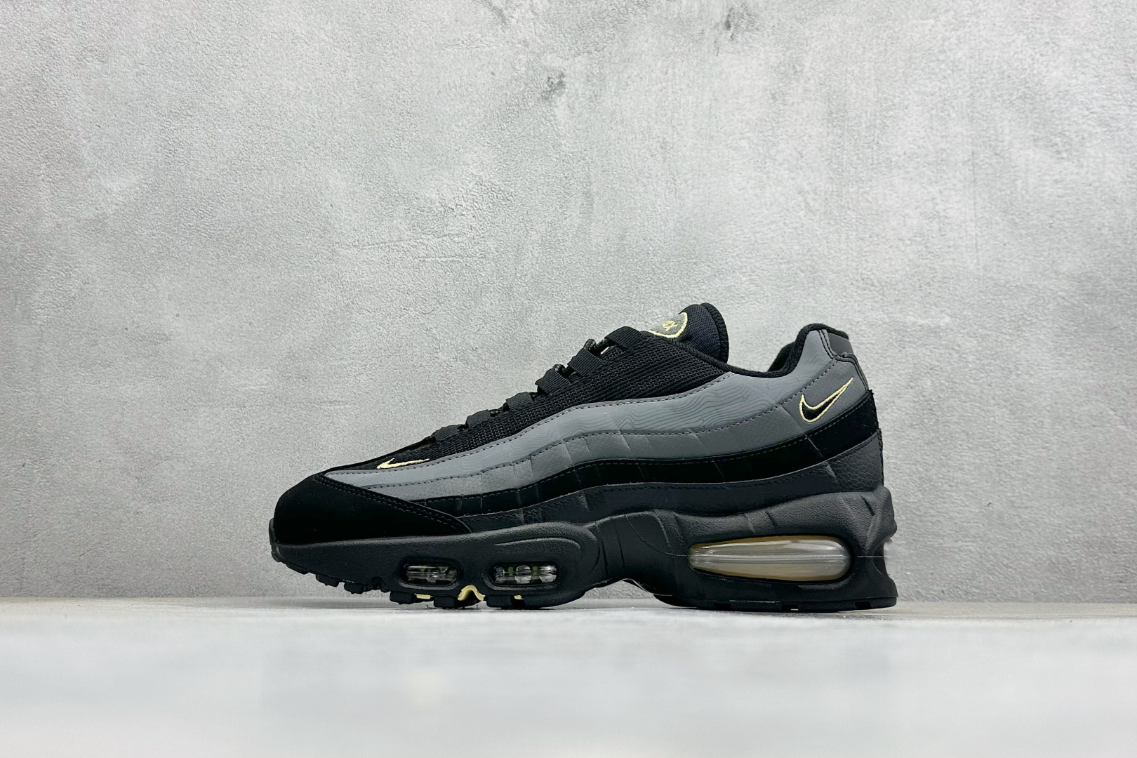 Nike Air Max 95 复古减震气垫跑鞋 IB7682-002 Nike Air Max 95 复古减震气垫跑鞋 IB7682-002
