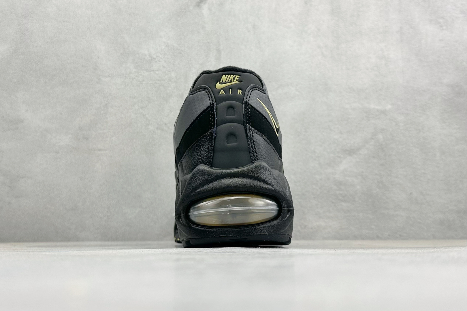 Nike Air Max 95 复古减震气垫跑鞋 IB7682-002 Nike Air Max 95 复古减震气垫跑鞋 IB7682-002