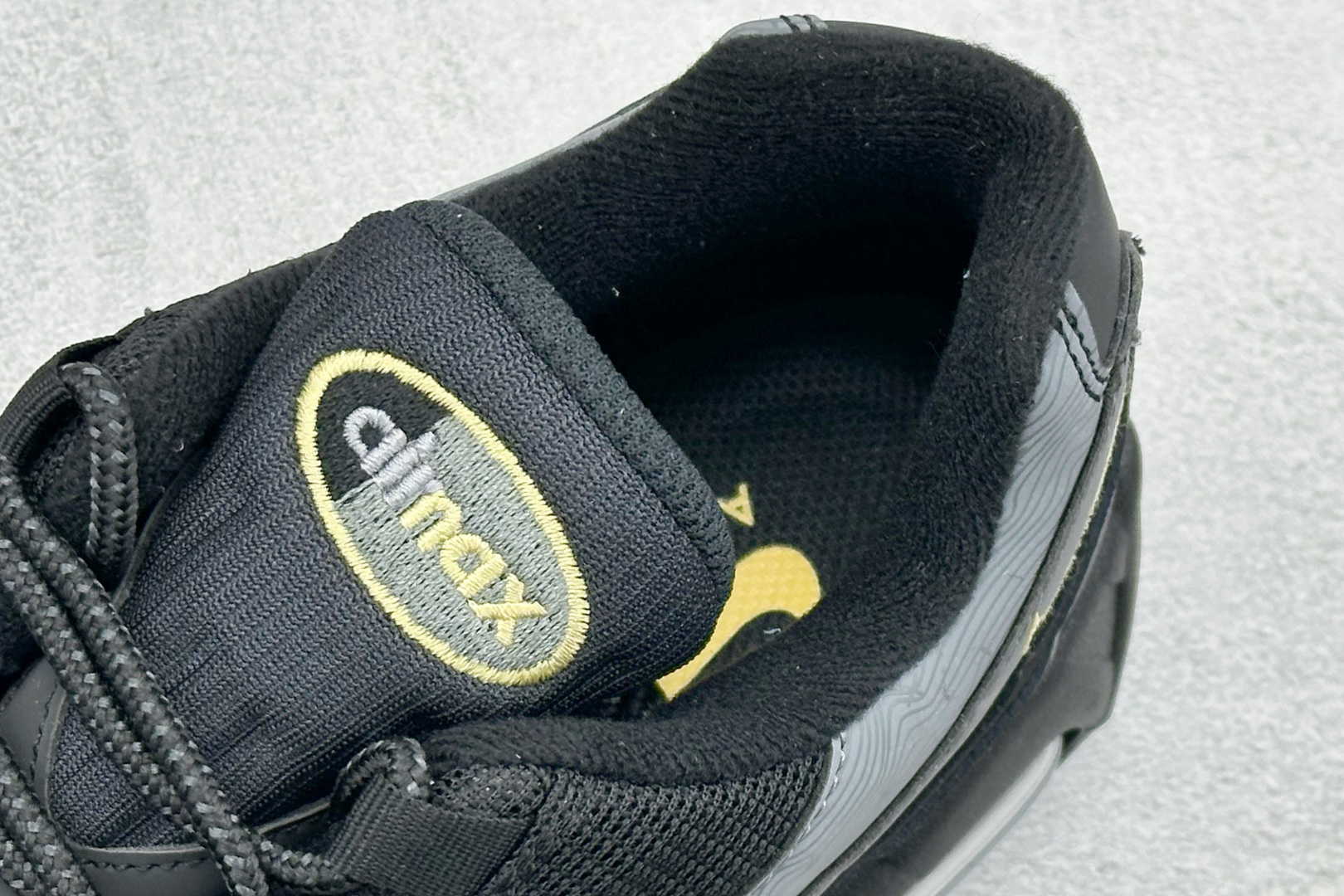Nike Air Max 95 复古减震气垫跑鞋 IB7682-002 Nike Air Max 95 复古减震气垫跑鞋 IB7682-002