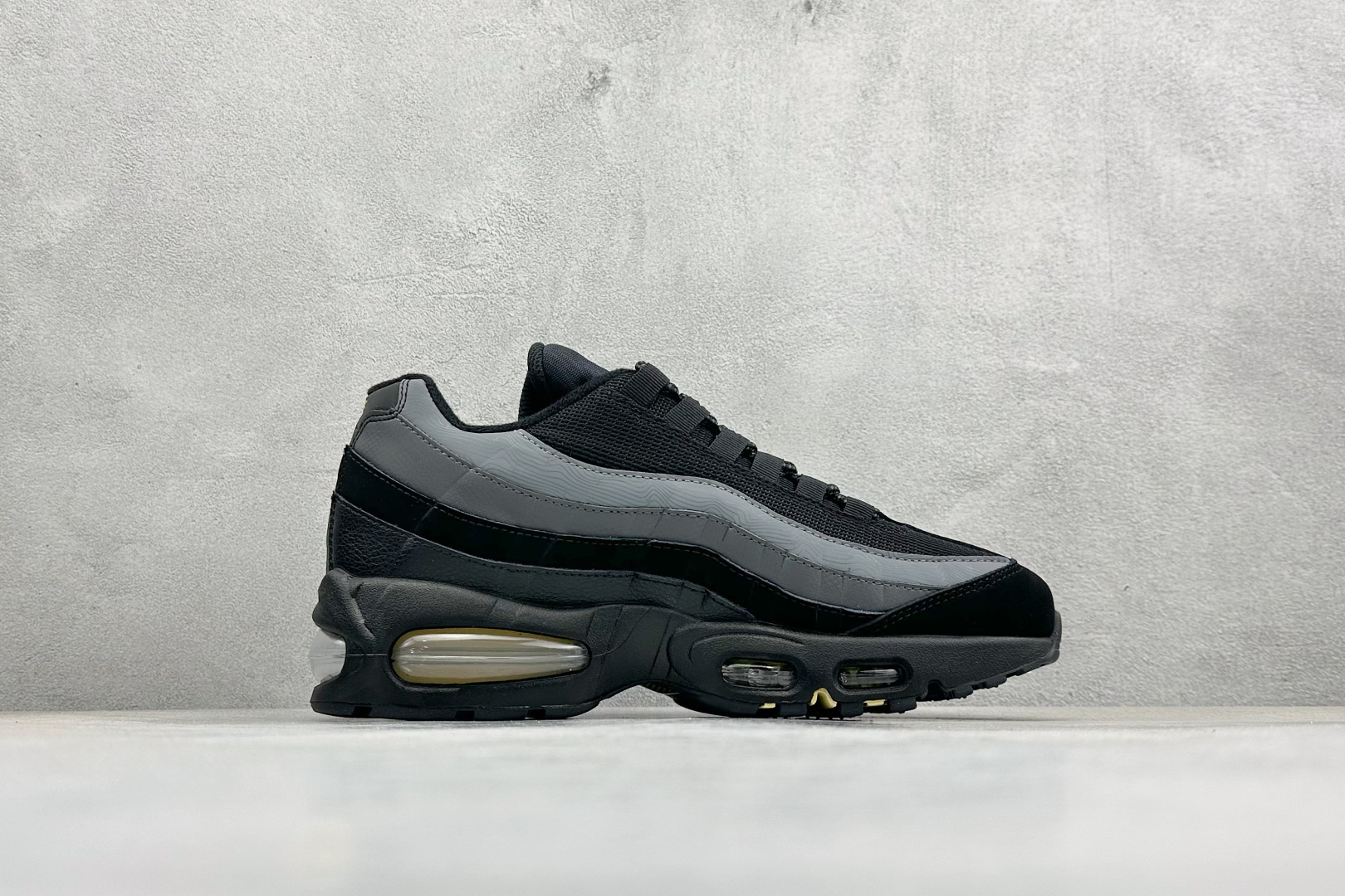 Nike Air Max 95 复古减震气垫跑鞋 IB7682-002 Nike Air Max 95 复古减震气垫跑鞋 IB7682-002