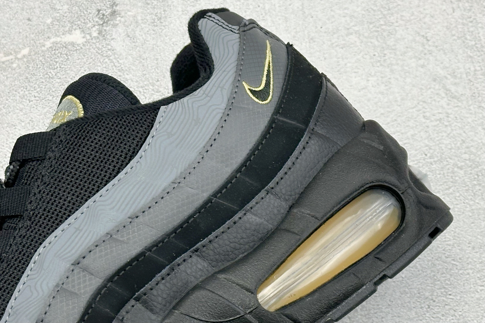 Nike Air Max 95 复古减震气垫跑鞋 IB7682-002 Nike Air Max 95 复古减震气垫跑鞋 IB7682-002
