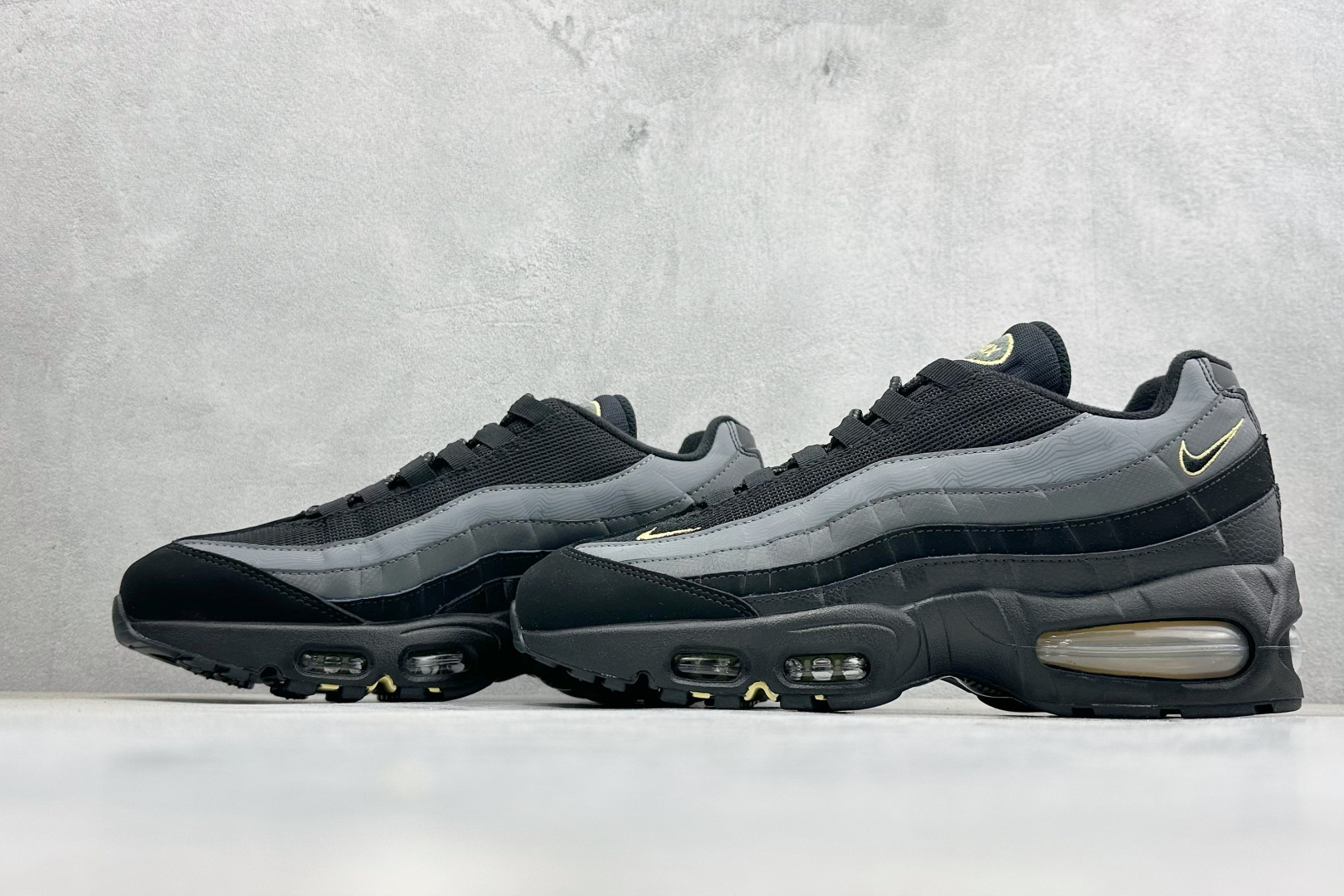Nike Air Max 95 复古减震气垫跑鞋 IB7682-002 Nike Air Max 95 复古减震气垫跑鞋 IB7682-002