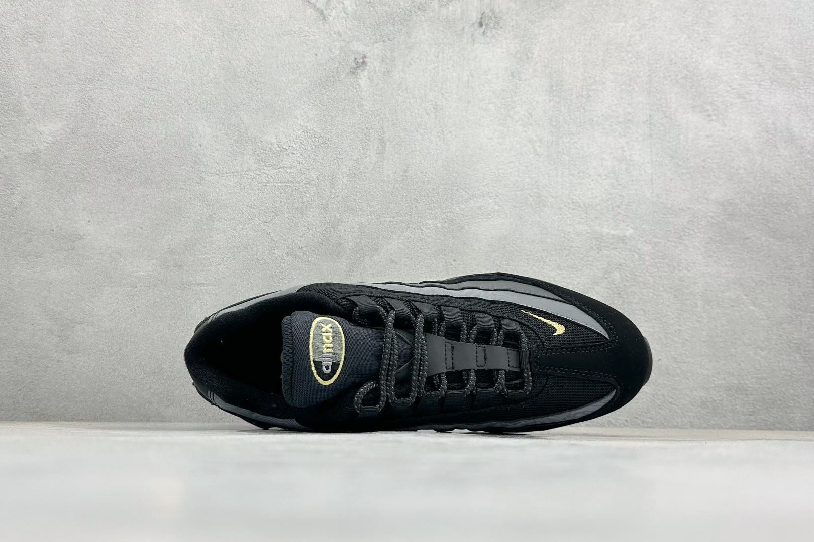 Nike Air Max 95 复古减震气垫跑鞋 IB7682-002 Nike Air Max 95 复古减震气垫跑鞋 IB7682-002