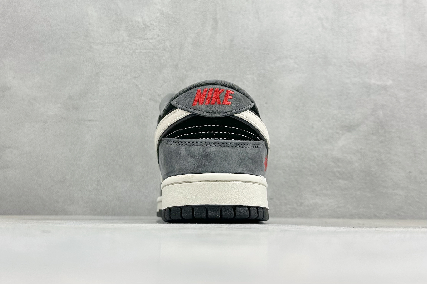 Nike SB Dunk Low 斯图西联名 高端定制 低帮休闲板鞋 TX1688-003 Nike SB Dunk Low 斯图西联名 高端定制 低帮休闲板鞋 TX1688-003