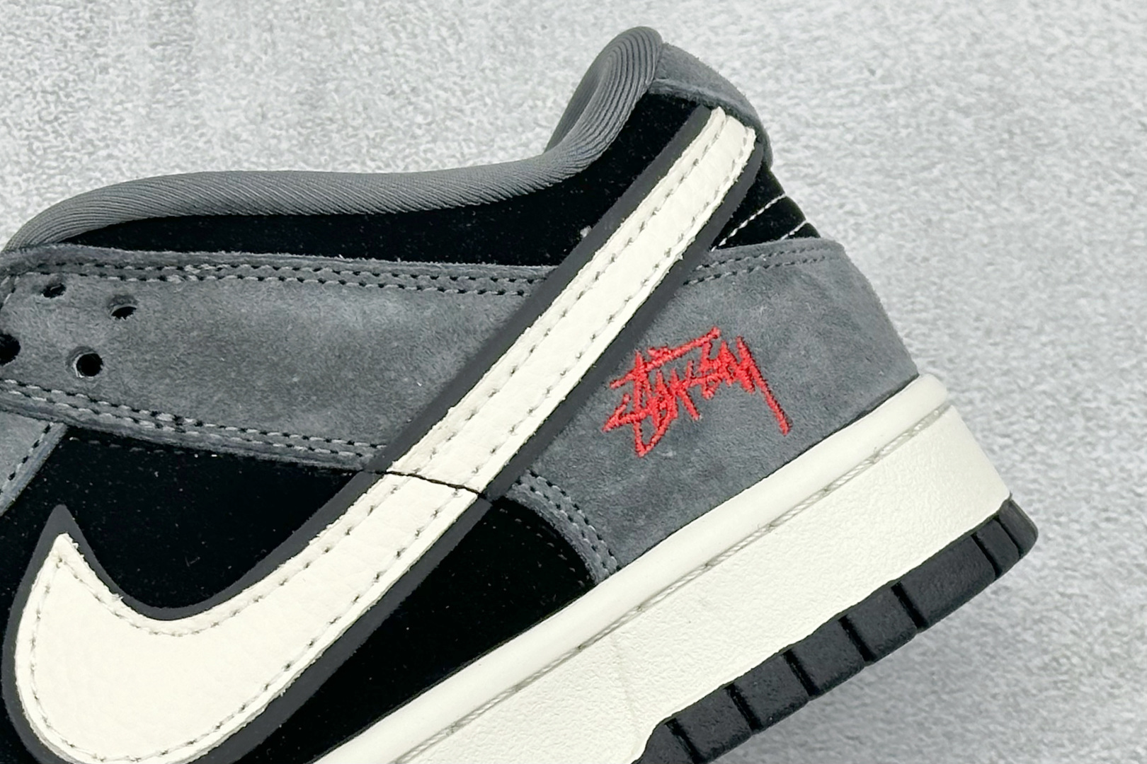 Nike SB Dunk Low 斯图西联名 高端定制 低帮休闲板鞋 TX1688-003 Nike SB Dunk Low 斯图西联名 高端定制 低帮休闲板鞋 TX1688-003