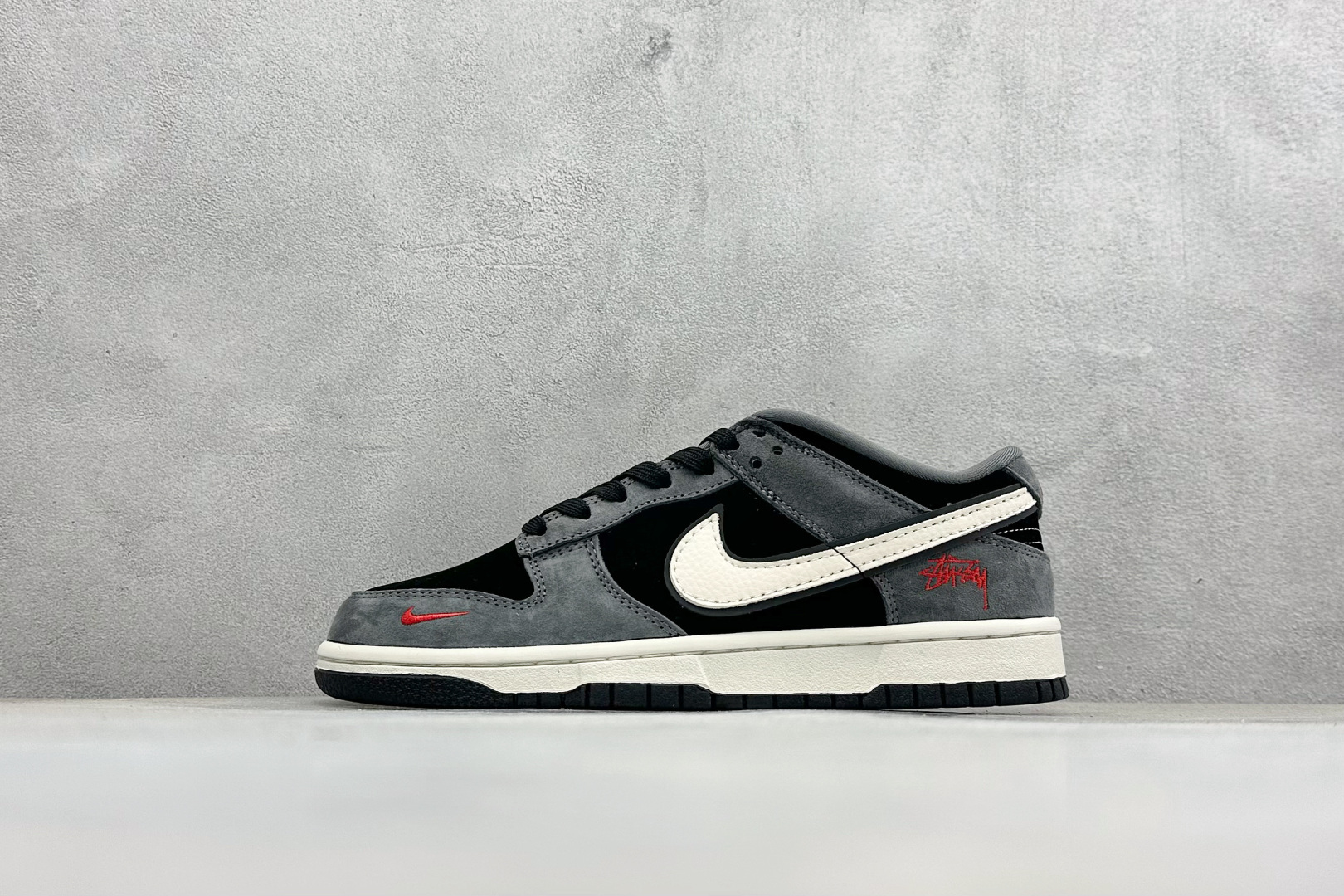 Nike SB Dunk Low 斯图西联名 高端定制 低帮休闲板鞋 TX1688-003 Nike SB Dunk Low 斯图西联名 高端定制 低帮休闲板鞋 TX1688-003