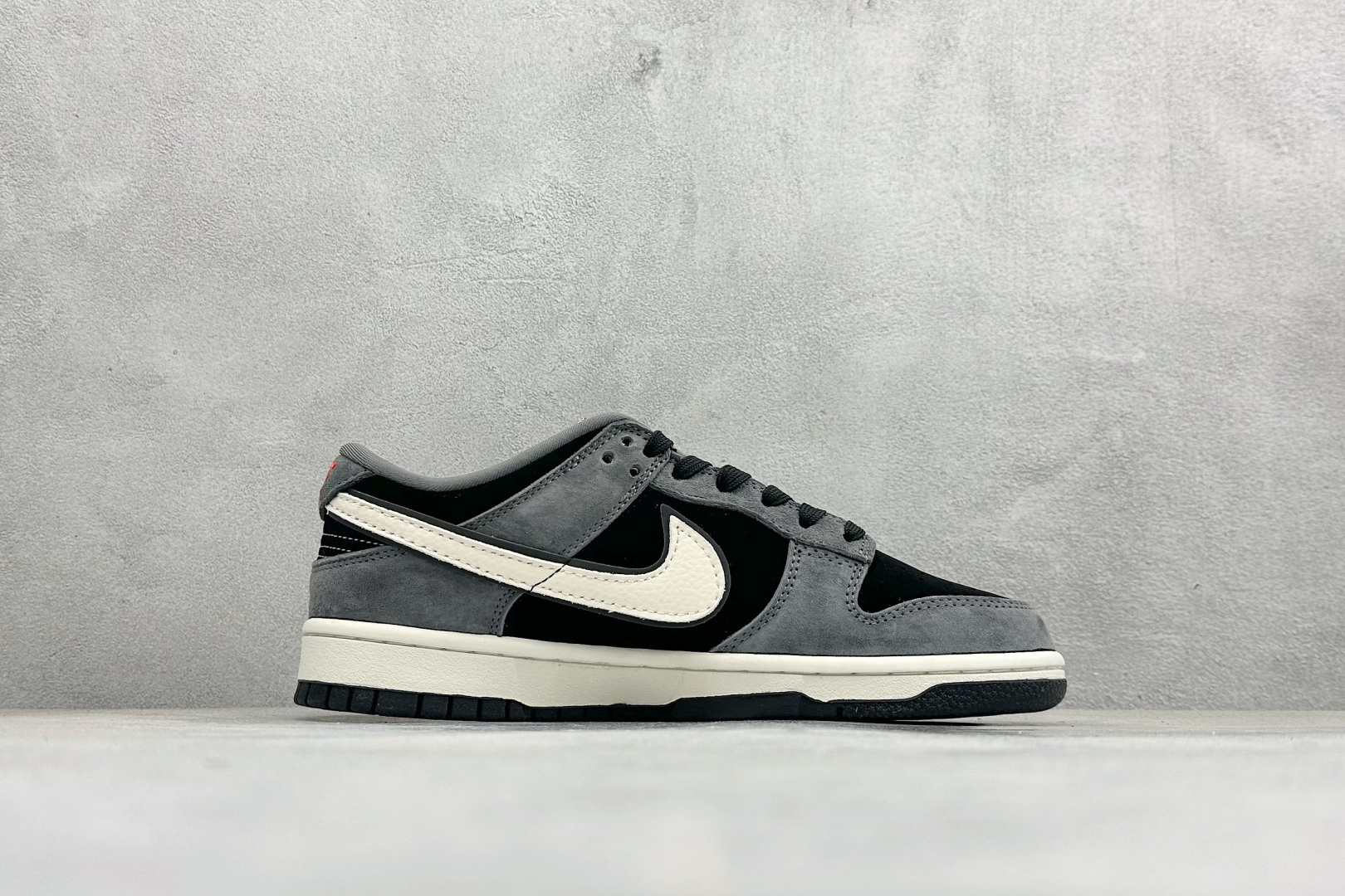 Nike SB Dunk Low 斯图西联名 高端定制 低帮休闲板鞋 TX1688-003 Nike SB Dunk Low 斯图西联名 高端定制 低帮休闲板鞋 TX1688-003