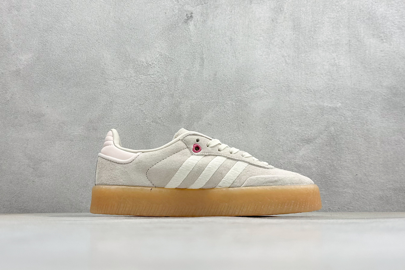 XH版Adidas originals SAMBAE VALENTINE W 百搭单品 复古桑巴板鞋 ID1104 XH版Adidas originals SAMBAE VALENTINE W 百搭单品 复古桑巴板鞋 ID1104