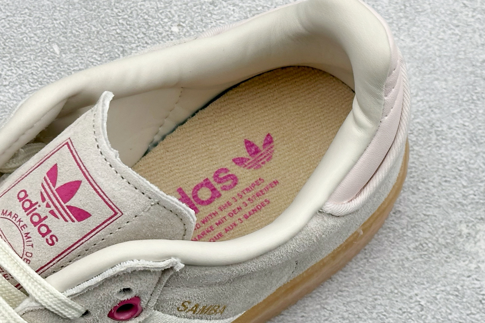 XH版Adidas originals SAMBAE VALENTINE W 百搭单品 复古桑巴板鞋 ID1104 XH版Adidas originals SAMBAE VALENTINE W 百搭单品 复古桑巴板鞋 ID1104