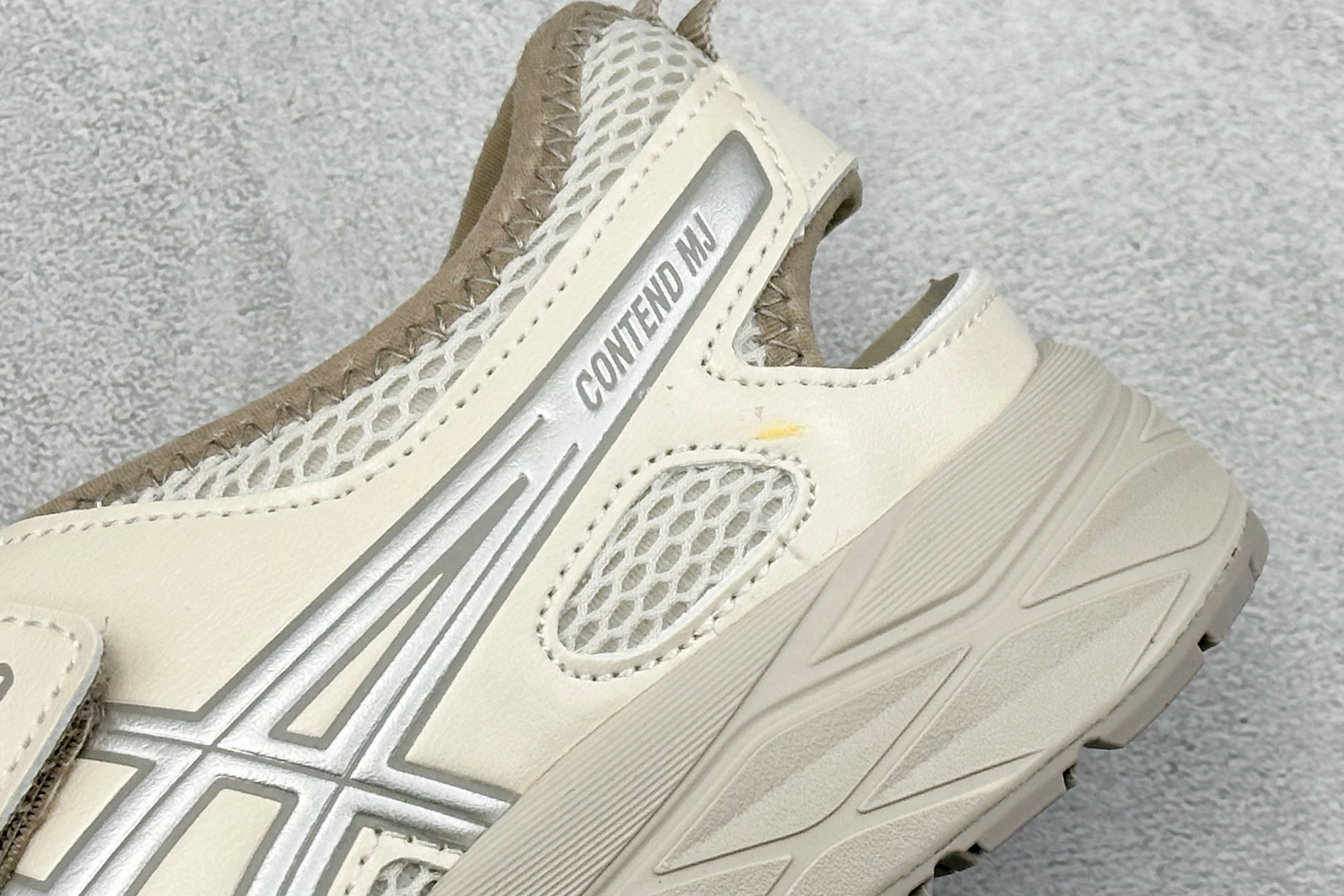 Asics亚瑟士RUNNING KIDS CONTEND MJPS系列 舒适百搭低帮凉鞋 1014A383-100 Asics亚瑟士RUNNING KIDS CONTEND MJPS系列 舒适百搭低帮凉鞋 1014A383-100