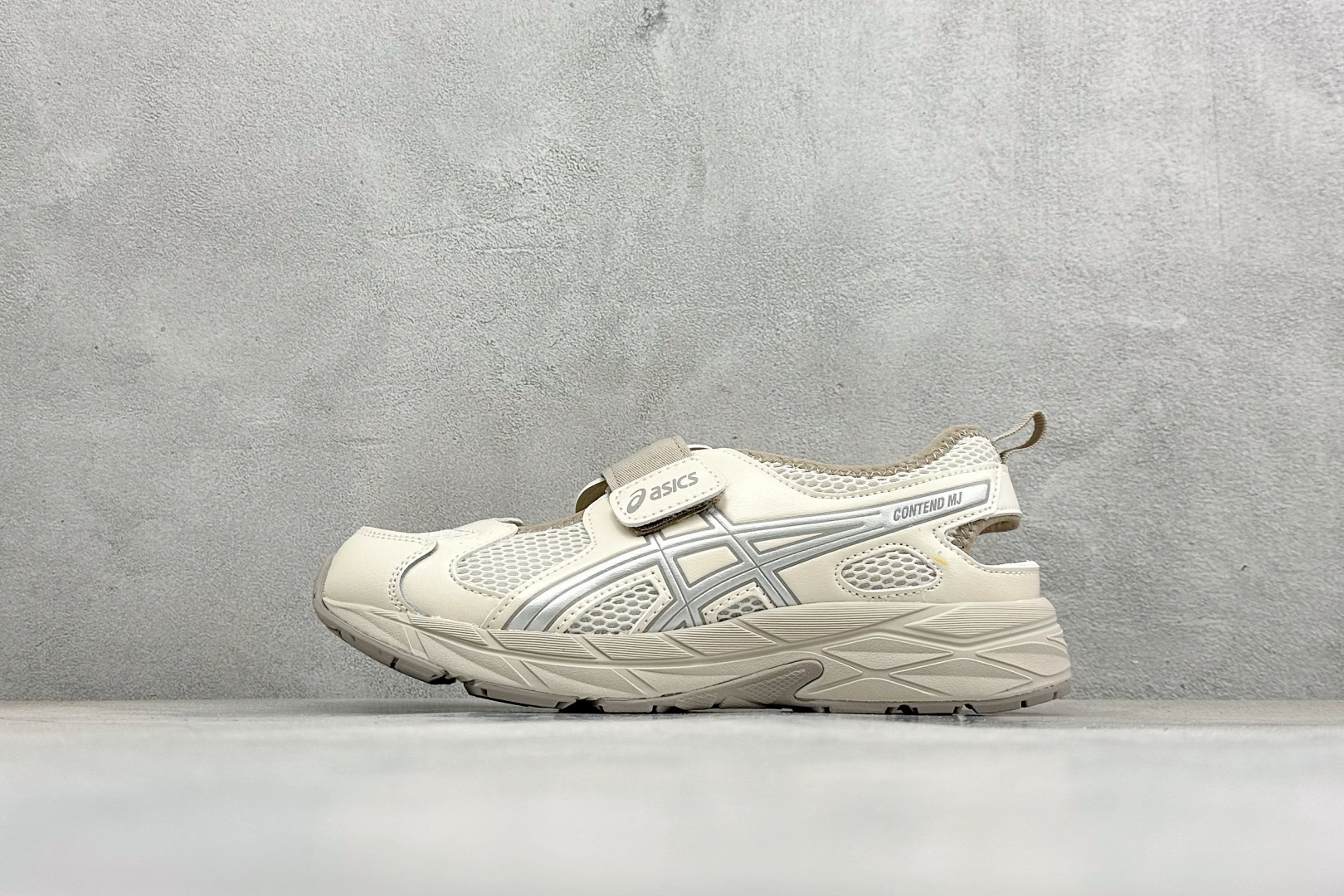 Asics亚瑟士RUNNING KIDS CONTEND MJPS系列 舒适百搭低帮凉鞋 1014A383-100 Asics亚瑟士RUNNING KIDS CONTEND MJPS系列 舒适百搭低帮凉鞋 1014A383-100