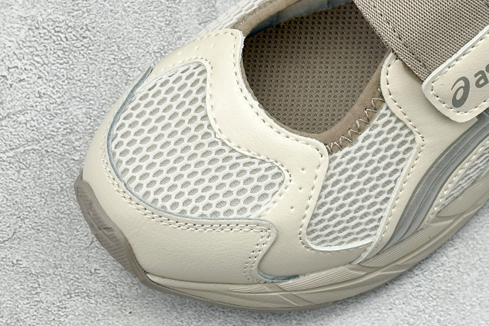 Asics亚瑟士RUNNING KIDS CONTEND MJPS系列 舒适百搭低帮凉鞋 1014A383-100 Asics亚瑟士RUNNING KIDS CONTEND MJPS系列 舒适百搭低帮凉鞋 1014A383-100