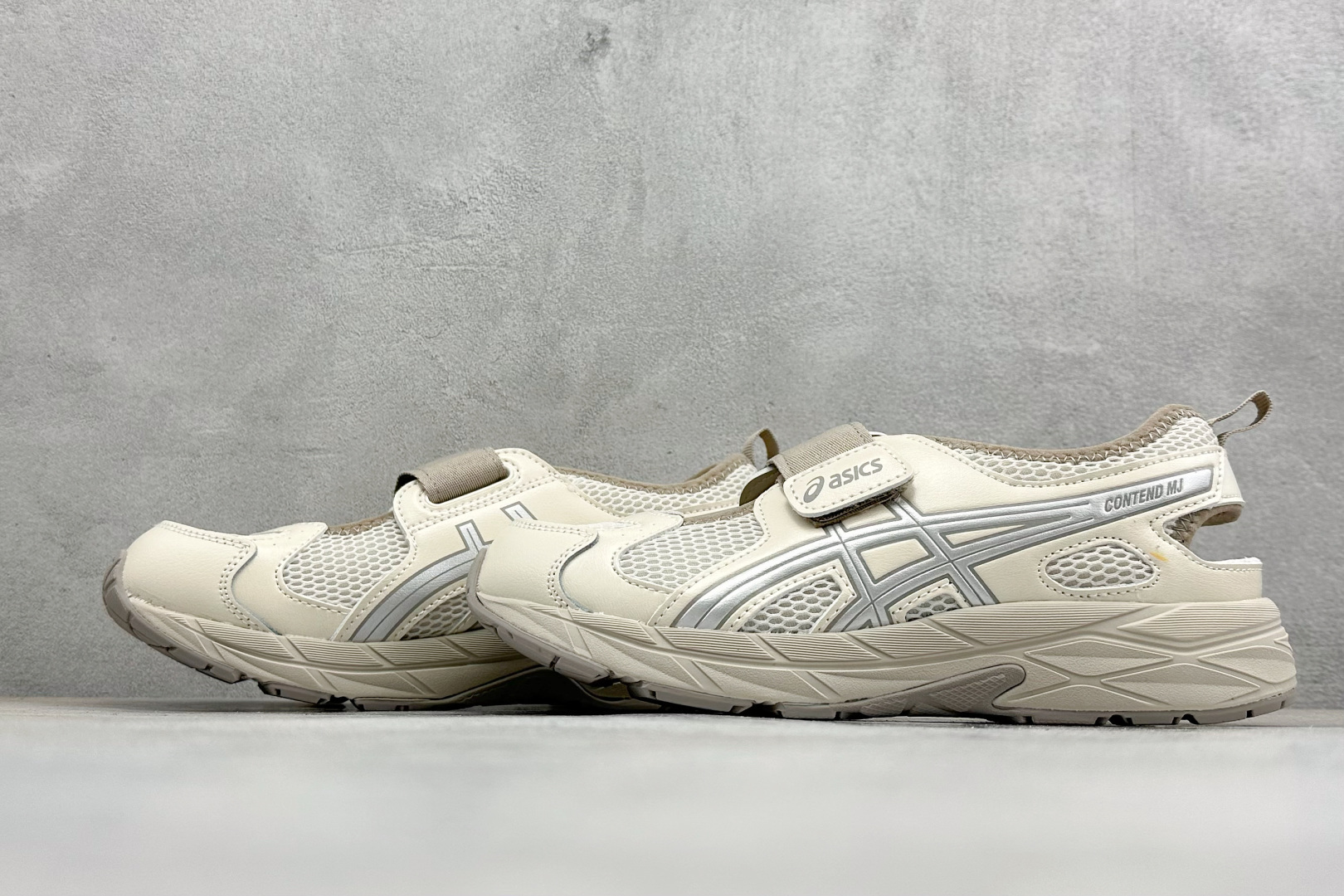Asics亚瑟士RUNNING KIDS CONTEND MJPS系列 舒适百搭低帮凉鞋 1014A383-100 Asics亚瑟士RUNNING KIDS CONTEND MJPS系列 舒适百搭低帮凉鞋 1014A383-100