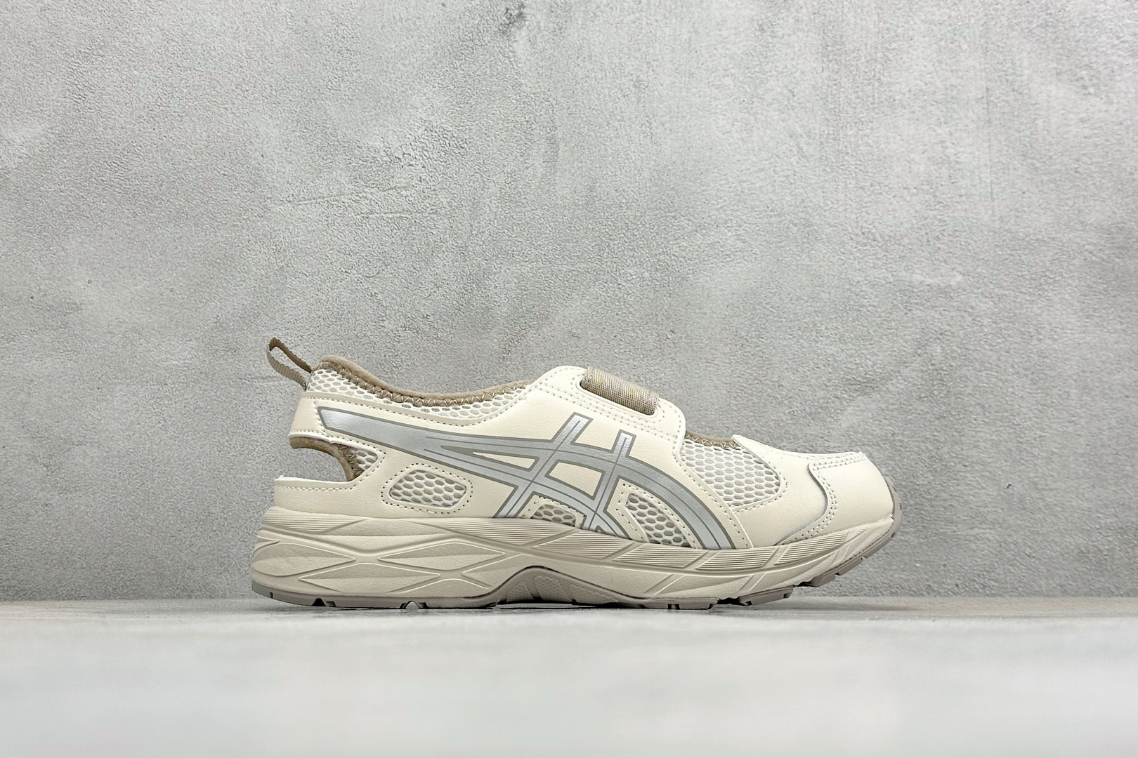 Asics亚瑟士RUNNING KIDS CONTEND MJPS系列 舒适百搭低帮凉鞋 1014A383-100 Asics亚瑟士RUNNING KIDS CONTEND MJPS系列 舒适百搭低帮凉鞋 1014A383-100