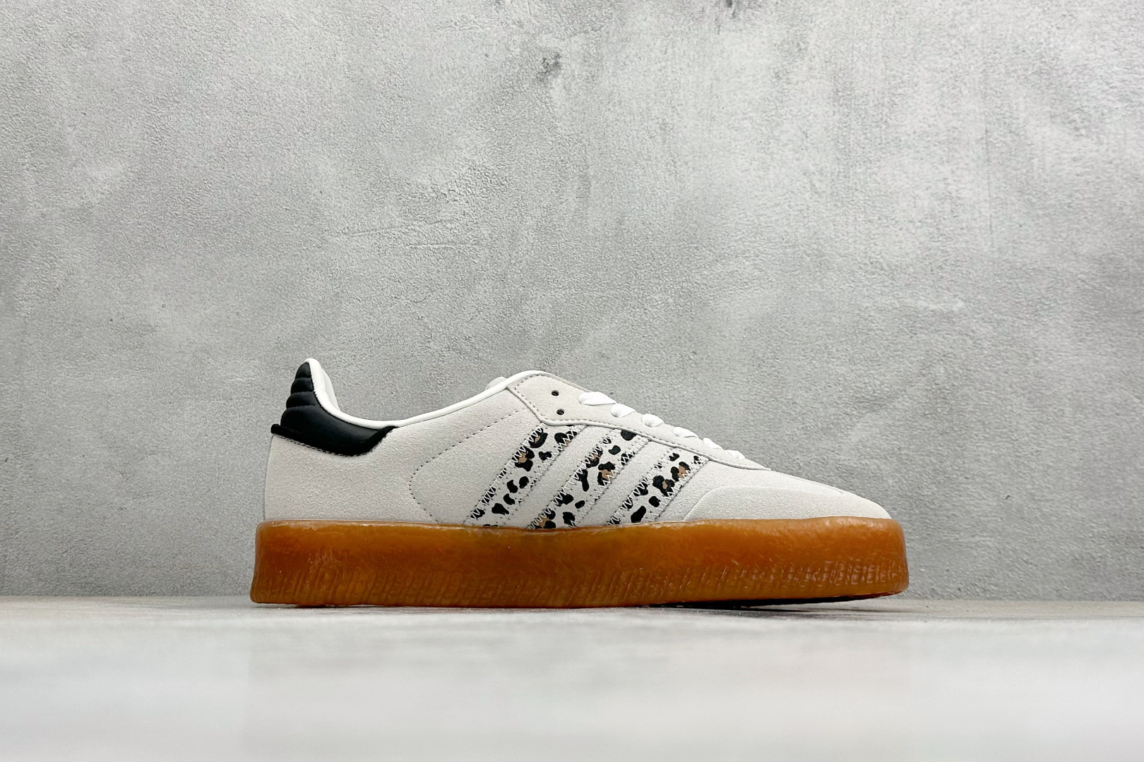 XH版Adidas originals SAMBAE VALENTINE W 百搭单品 复古桑巴板鞋 JI4226 XH版Adidas originals SAMBAE VALENTINE W 百搭单品 复古桑巴板鞋 JI4226