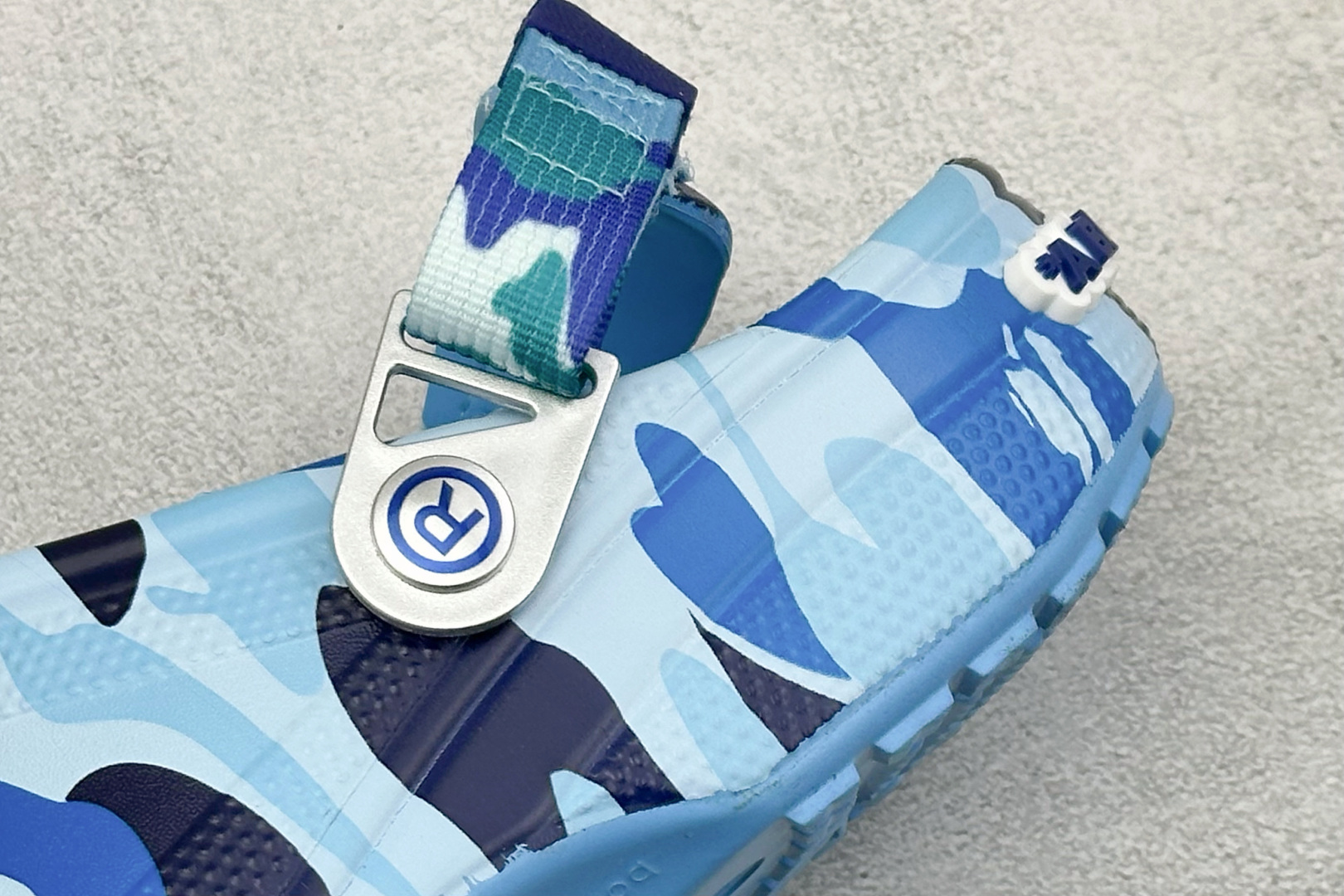 J版Crocs 卡洛驰 洞洞鞋 经典热销系列 209627 J版Crocs 卡洛驰 洞洞鞋 经典热销系列 209627
