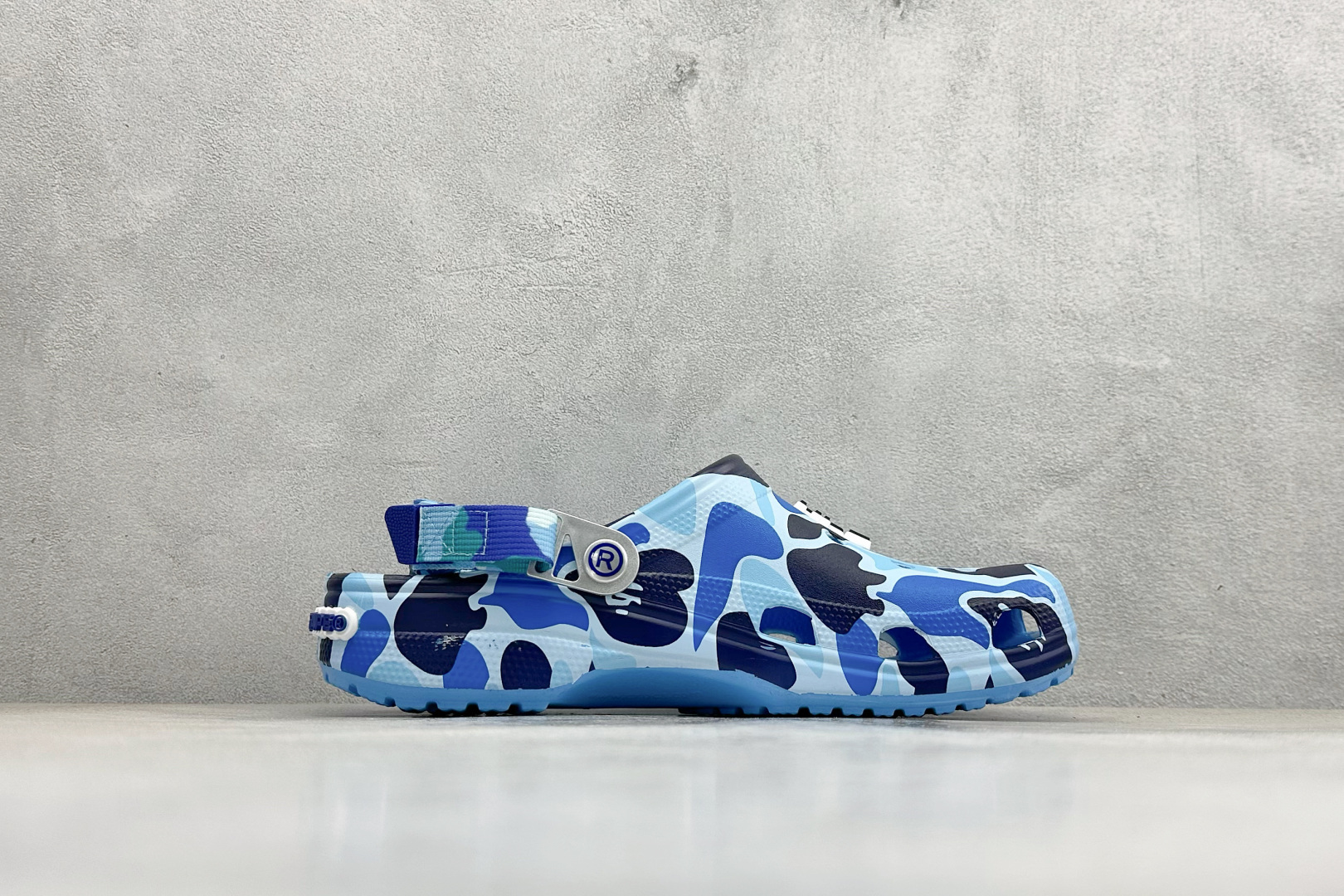 J版Crocs 卡洛驰 洞洞鞋 经典热销系列 209627 J版Crocs 卡洛驰 洞洞鞋 经典热销系列 209627